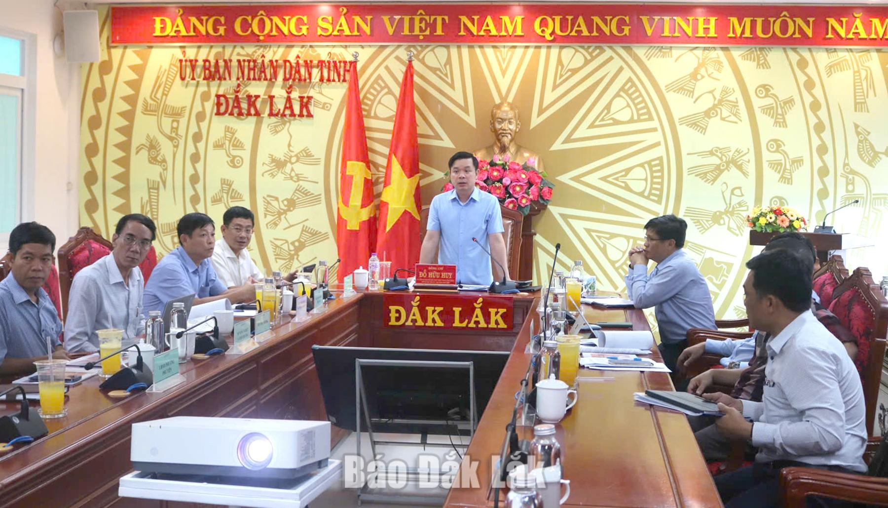 Alternate Member of the Party Central Committee, Deputy Secretary of the Provincial Party Committee and PPC Chairman Do Huu Huy addressing the working session