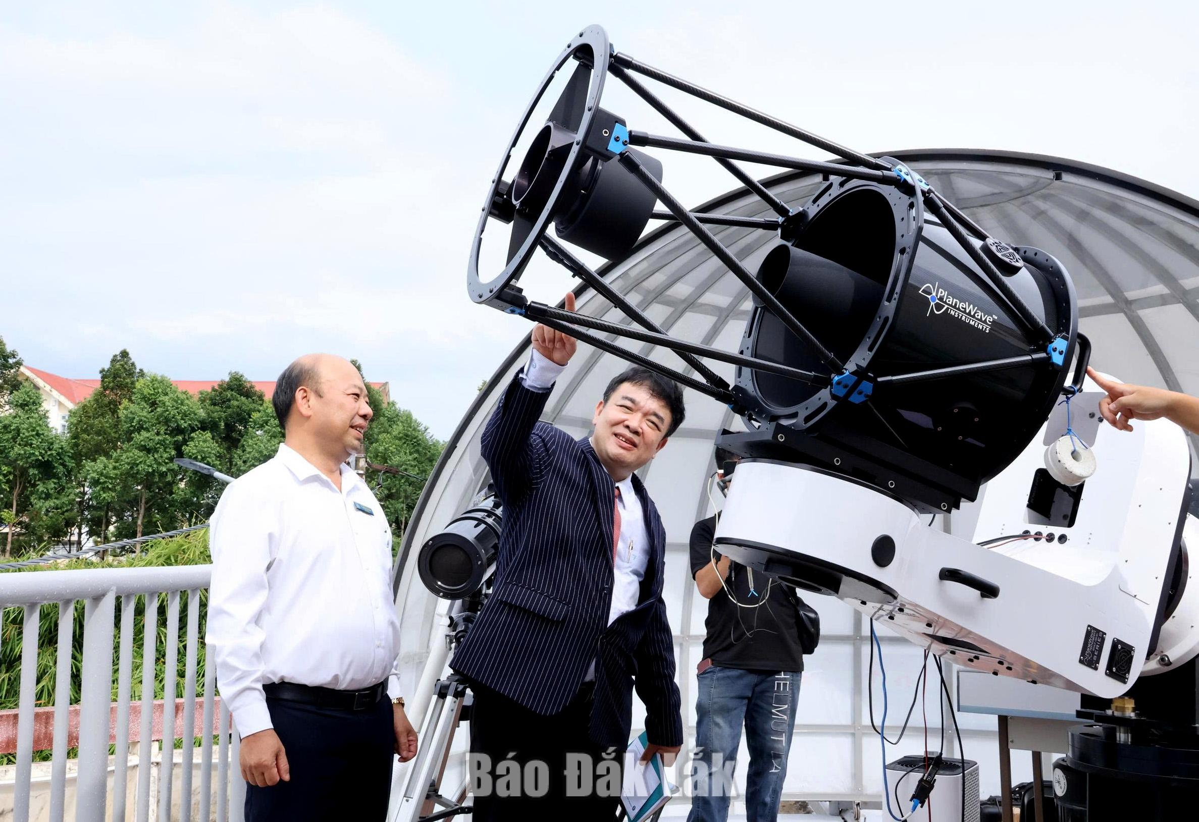 PGS.TS. Lê Đức Niêm, Phó Bí thư Đảng ủy, Phó Hiệu trưởng Trường Đại học Tây Nguyên và TS. Nguyễn Văn Bồng  thăm Đài thiên văn.