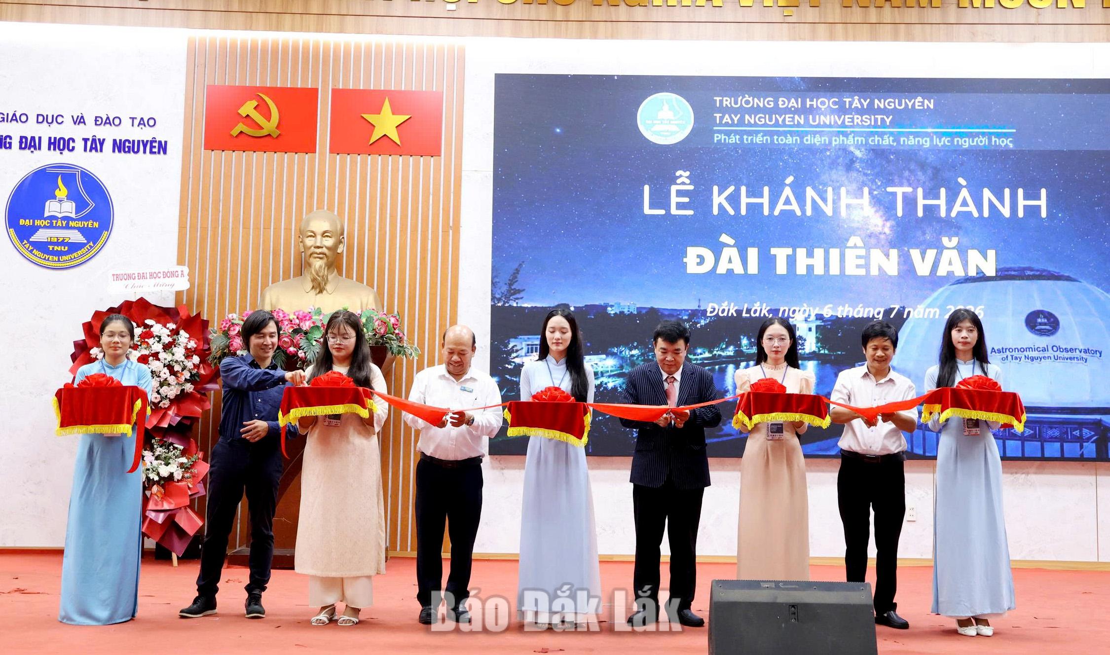 Lãnh đạo các đơn vị cắt băng khánh thành Đài Thiên Văn tại Trường Đại học Tây Nguyên. 