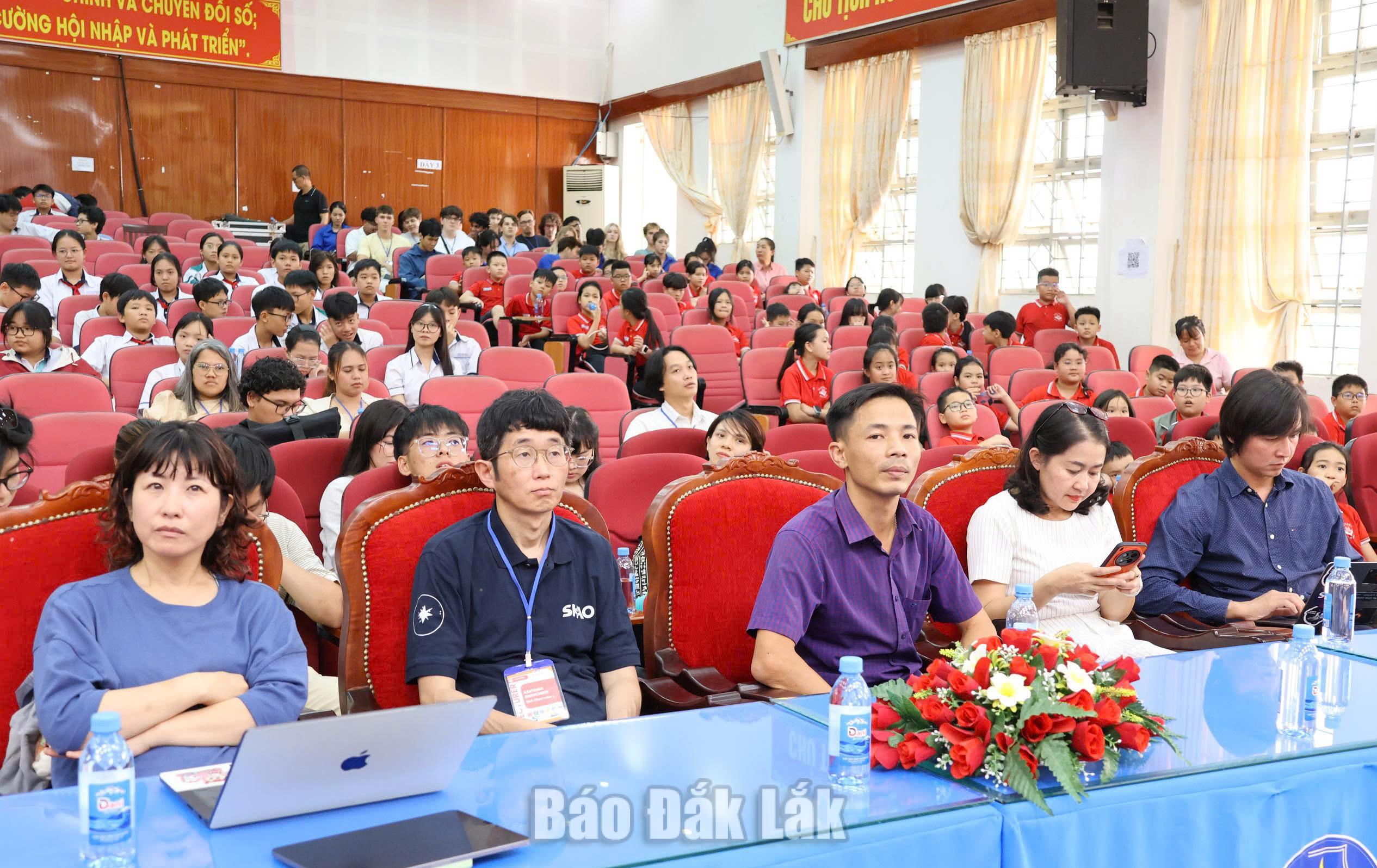 Các đại biểu dự hội nghị.