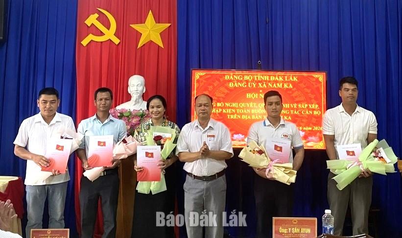 Bí thư Đảng ủy, Chủ tịch HĐND xã Nam Ka Y Săn Ayun tặng hoa chúc mừng và trao quyết định thành lâp các chi bộ buôn sau săp xếp.