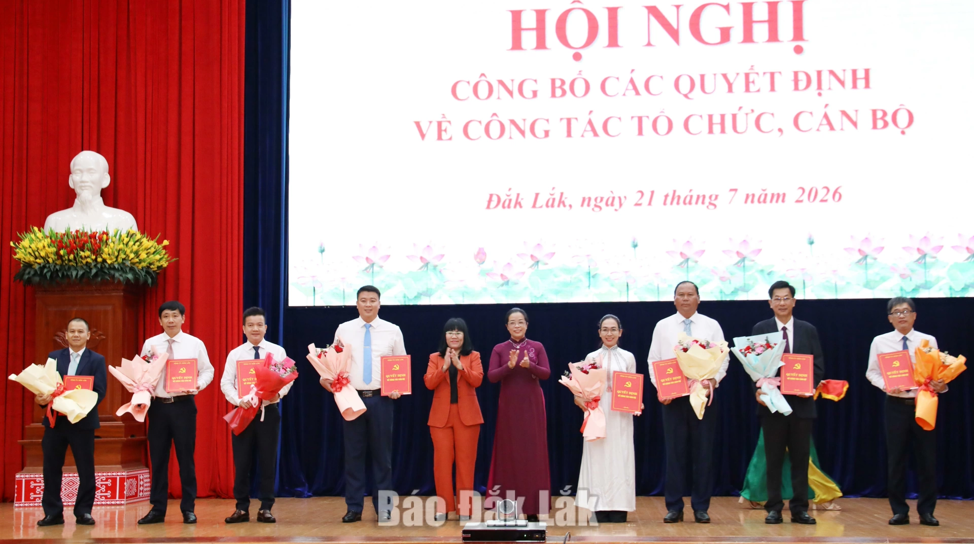 Phó Bí thư Tỉnh ủy Huỳnh Thị Chiến Hoà và Phó Chủ tịch Thường trực UBND tỉnh Hồ Thị Nguyên Thảo trao các quyết định về công tác nhân sự. 