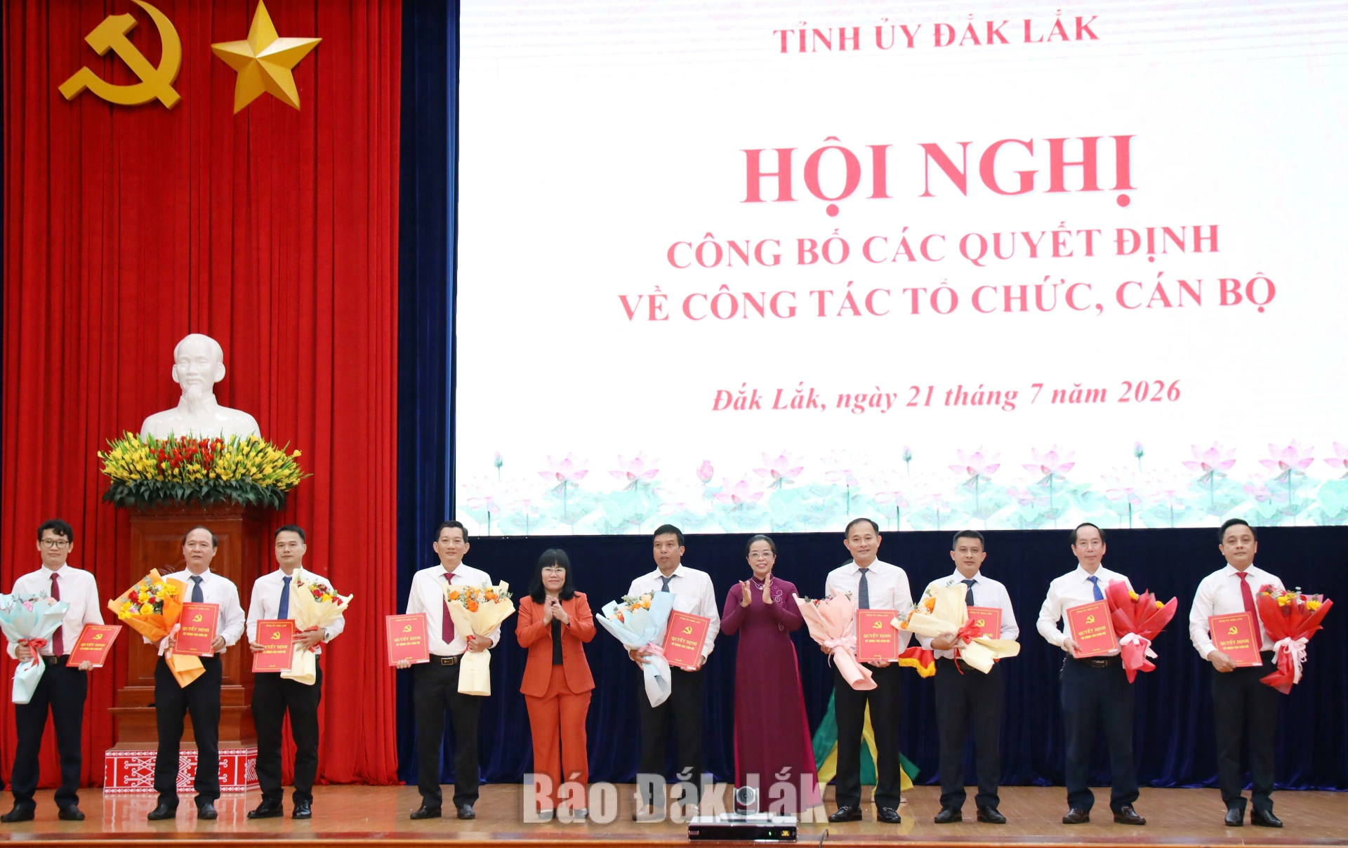Phó Bí thư Tỉnh ủy Huỳnh Thị Chiến Hoà và Phó Chủ tịch Thường trực UBND tỉnh Hồ Thị Nguyên Thảo trao các quyết định về công tác nhân sự.