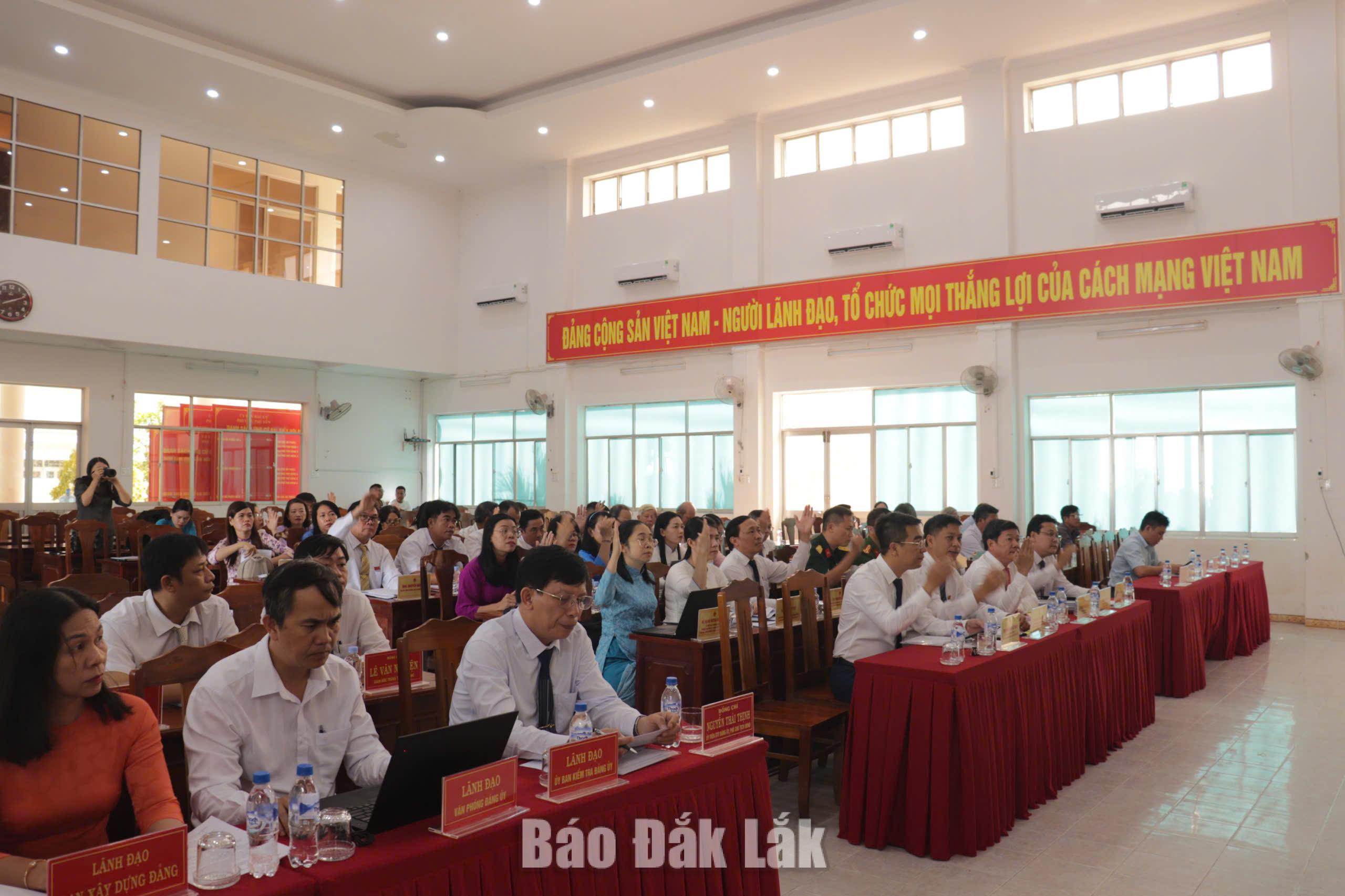 Các đại biểu biểu quyết thông qua một số nội dung tại kỳ họp.