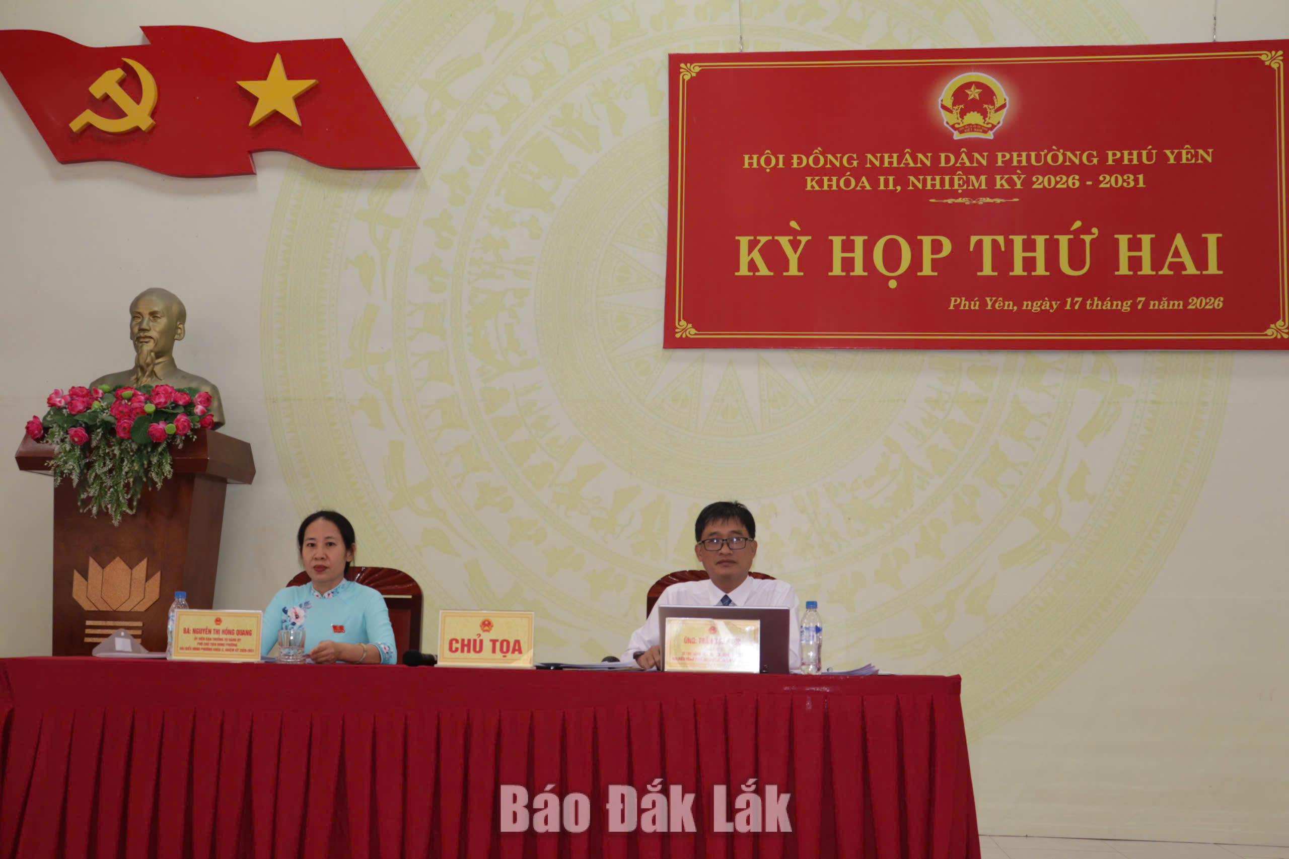 Bí thư Đảng ủy, Chủ tịch HĐND phường Phú Yên Trần Xuân Túc và bà Nguyễn Thị Hồng Quang, Phó Chủ tịch HĐND phường chủ tọa kỳ họp.