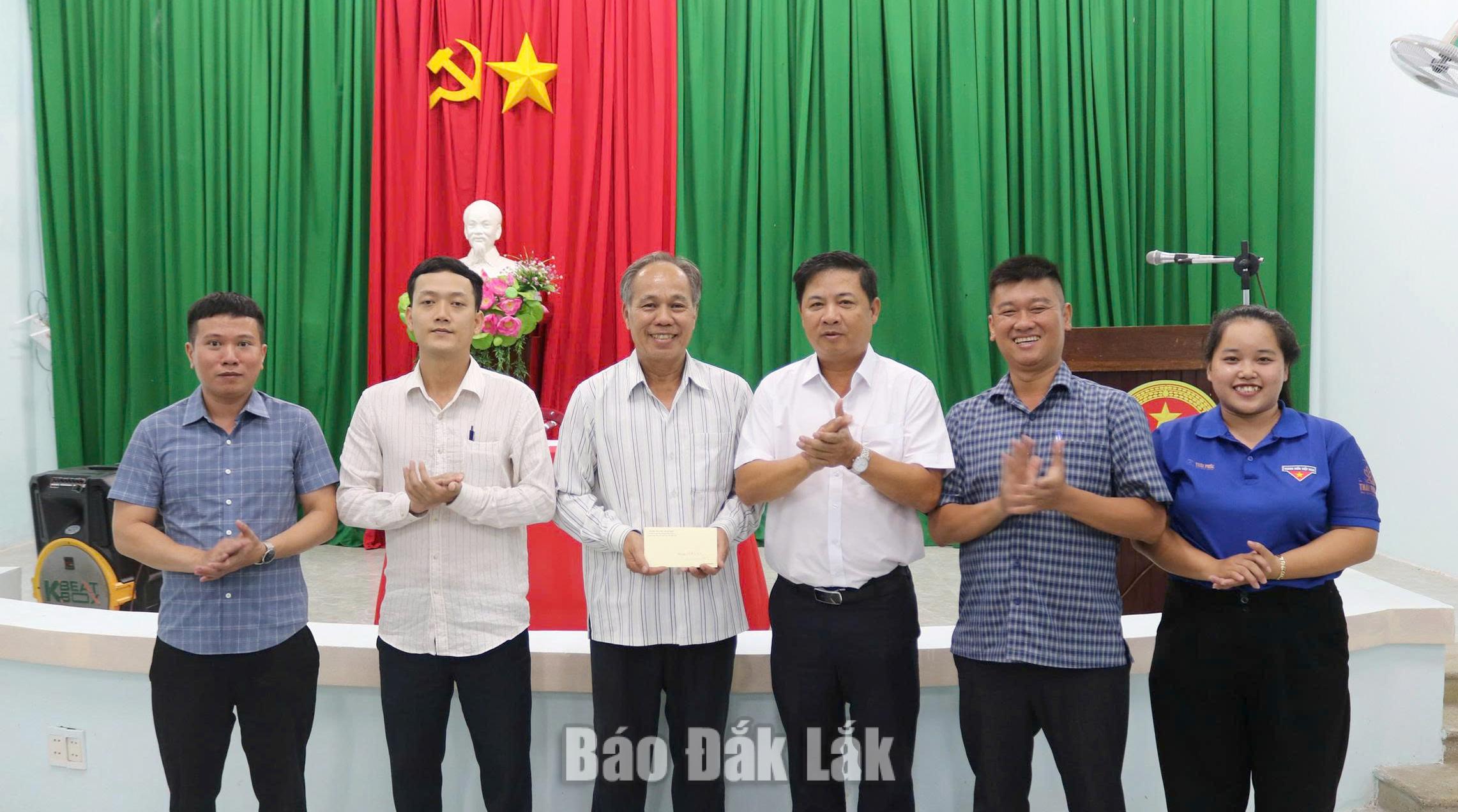 Bí thư Tỉnh ủy Lương Nguyễn Minh Triết tặng quà cho chi bộ.