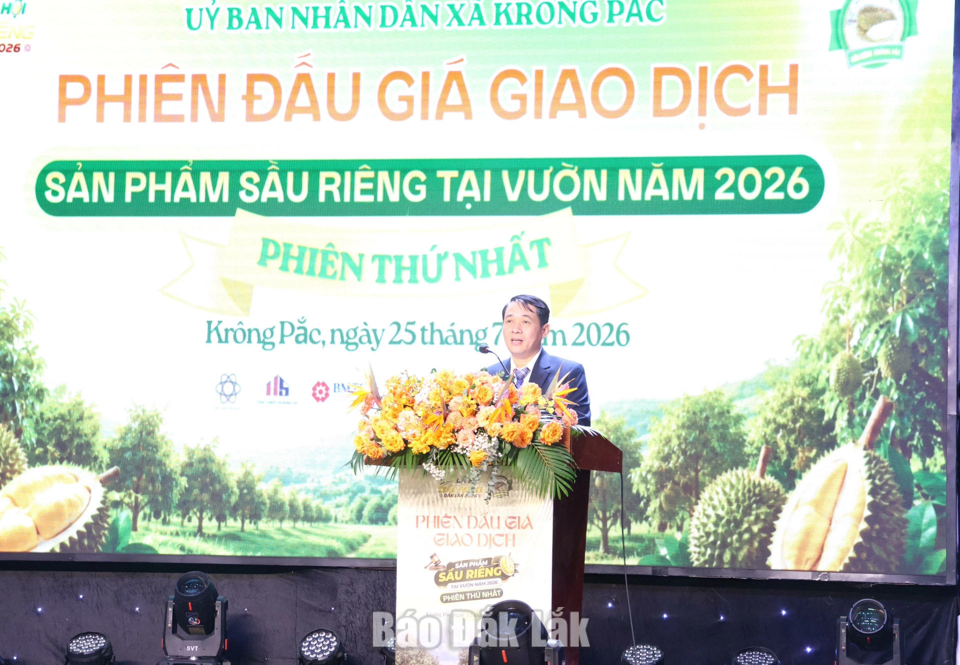 Đồng chí Lại Đức Đại, Phó Bí thư Đảng ủy, Chủ tịch UBND xã Krông Pắc khai mạc phiên đấu giá.