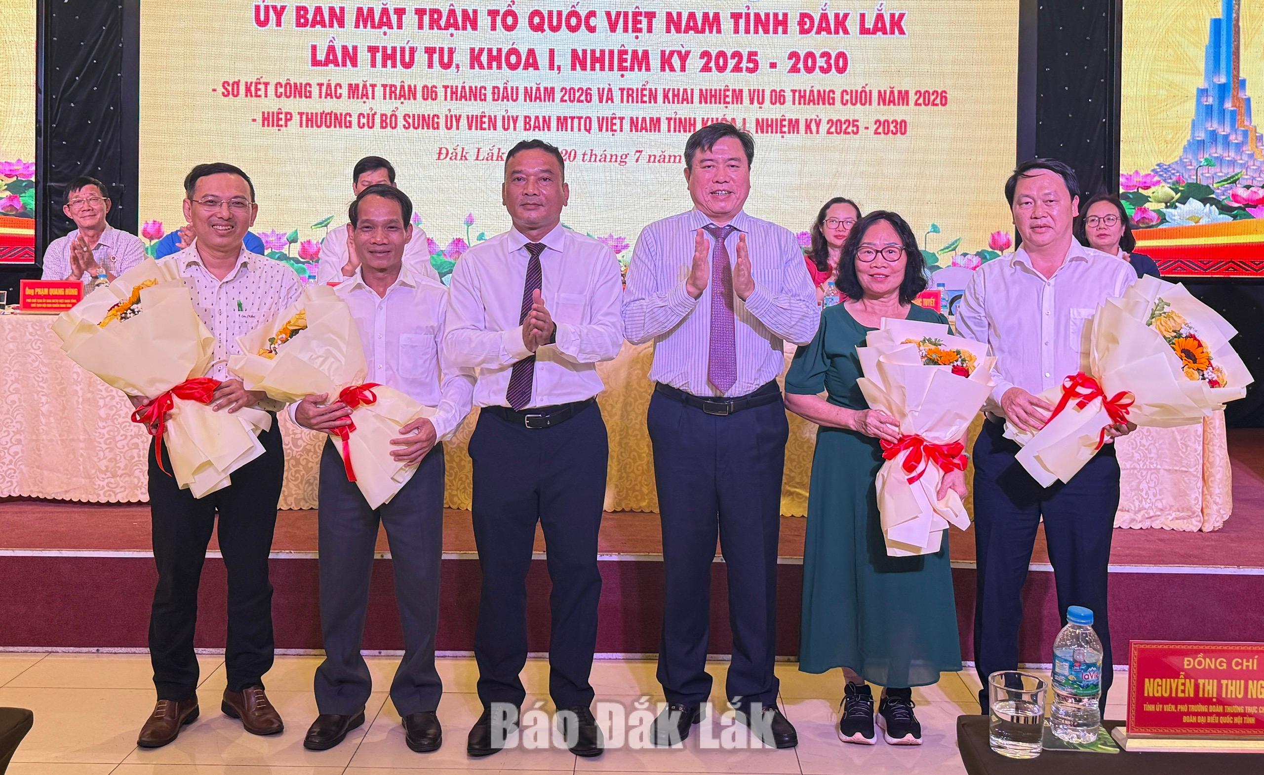 Các đồng chí Y Giang Gry Niê Knơng, Phó Bí thư Tỉnh ủy, Chủ tịch Ủy ban MTTQ Việt Nam tỉnh; Trần Hữu Thế, Ủy viên Ban Thường vụ Tỉnh ủy, Phó Chủ tịch Thường trực Ủy ban MTTQ tỉnh tặng hoa chúc mừng các ủy viên MTTQ Việt Nam tỉnh khóa I được hiệp thương cử bổ sung tại hội nghị.
