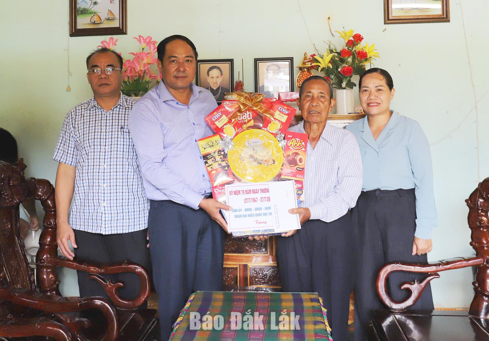 Đồng chí Y Nhuân Byă, Tỉnh ủy viên, Phó Chủ tịch UBND tỉnh động viên thương binh Y Siêm Byă (85 tuổi, trú thôn 2, xã 