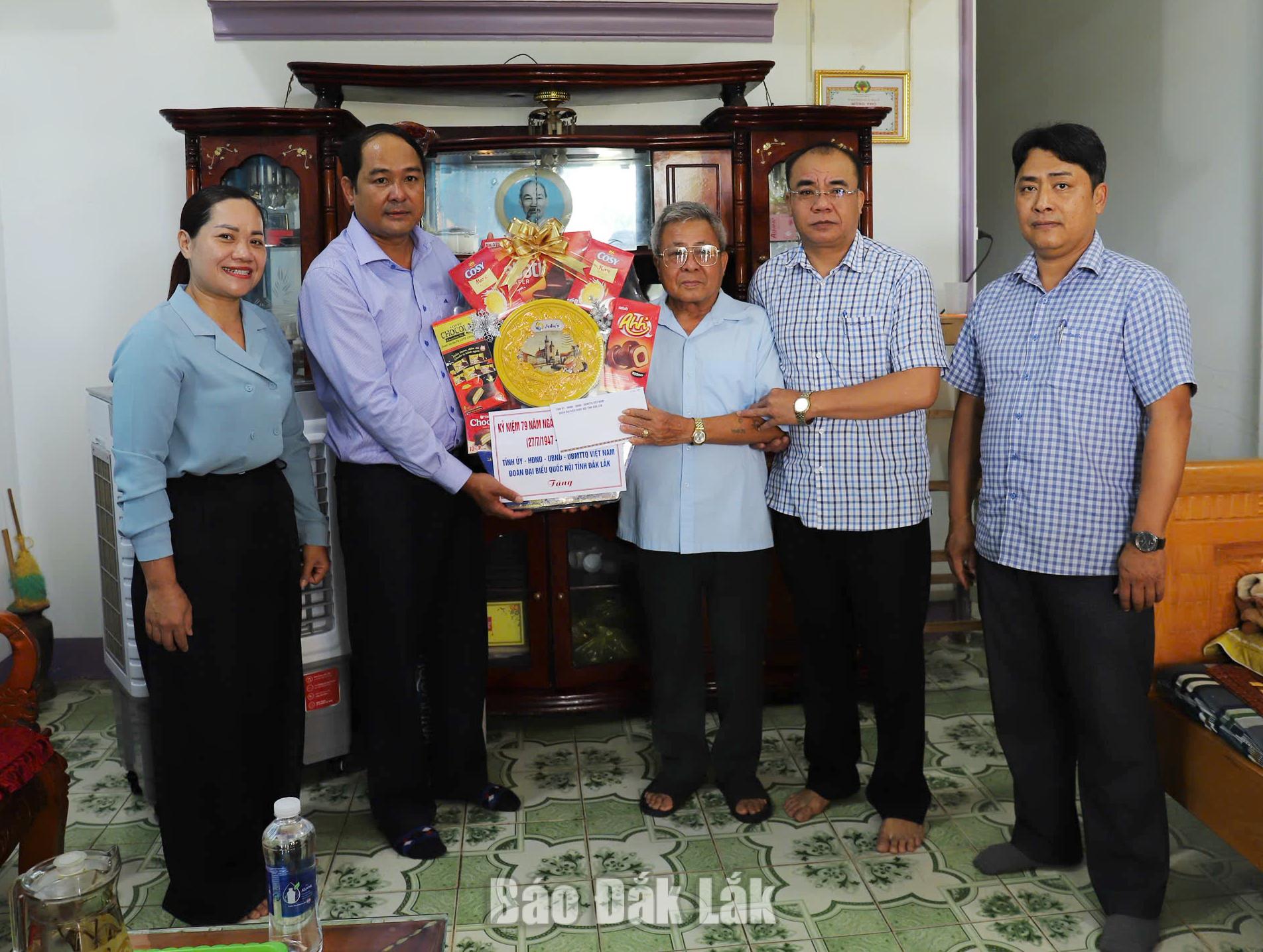 Đoàn công tác thăm, động viên tặng quà ông Trần Văn Tiên (71 tuổi, trú thôn 10), thương binh 21%, bệnh binh 51%.