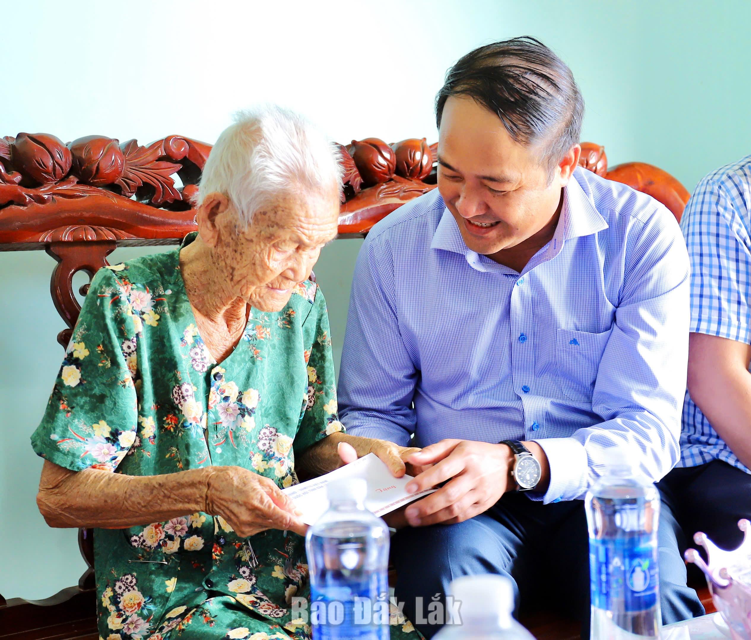 đồng chí Y Nhuân Byă, Tỉnh ủy viên, Phó Chủ tịch UBND tỉnh thăm, tặng quà Mẹ Việt Nam Anh Hùng Phan Thị Giỏi, 95 tuổi.