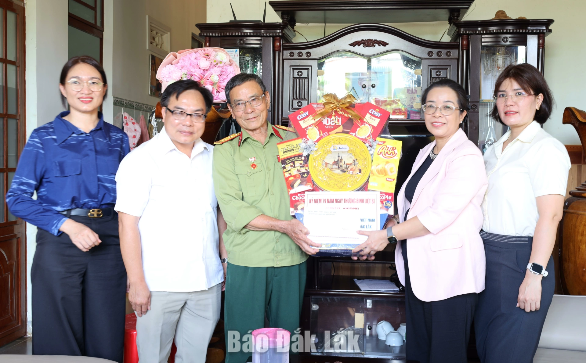 Đồng chí Huỳnh Thị Chiến Hòa, Phó Bí thư Tỉnh ủy cùng đoàn công tác của tỉnh thăm, tặng quà thương binh Phạm Quang Thông (xã Quảng Phú).