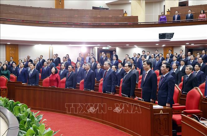 Tổng Bí thư, Chủ tịch nước Tô Lâm và các đại biểu thực hiện nghi lễ chào cờ bế mạc Hội nghị. Ảnh: Thống Nhất/TTXVN