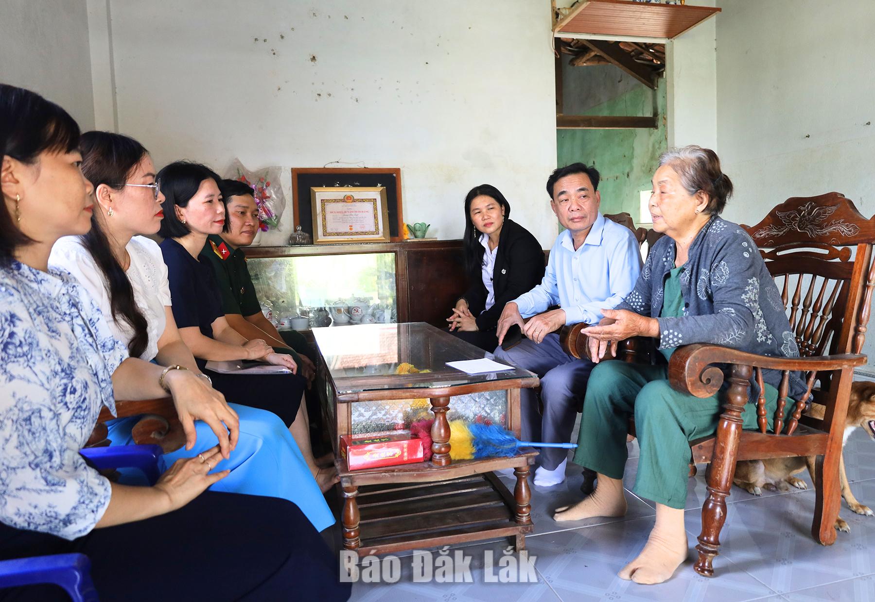 Chủ tịch UBND xã Lê Văn Mười cùng đoàn công tác của bà Trần Thị Quế, một thương binh ở xã Tây Hòa.
