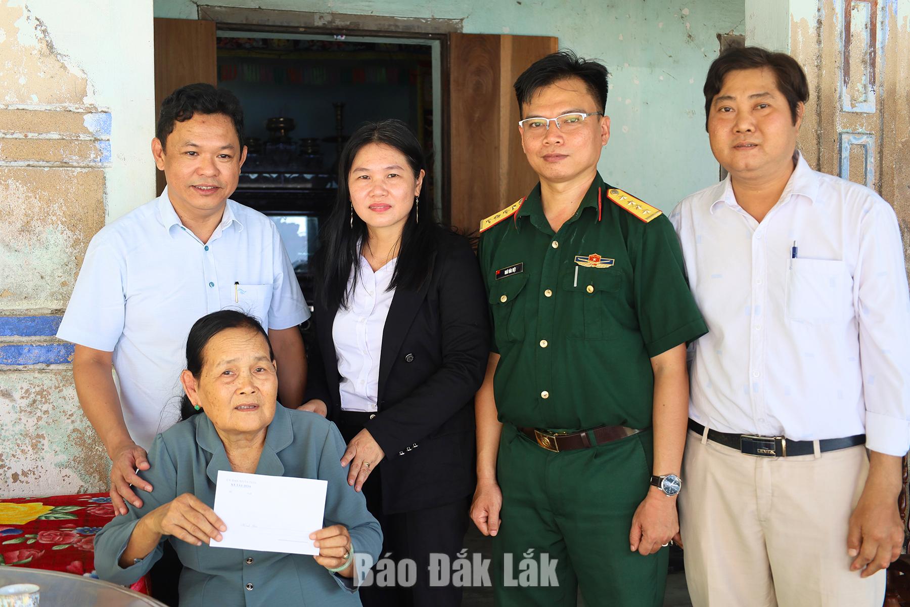 Bí thư Đảng ủy xã Phan Xuân Hạnh cùng đoàn công tác của xã thăm, tặng quà cho bà Nguyễn Thị Thao, một thương binh trên địa bàn xã.