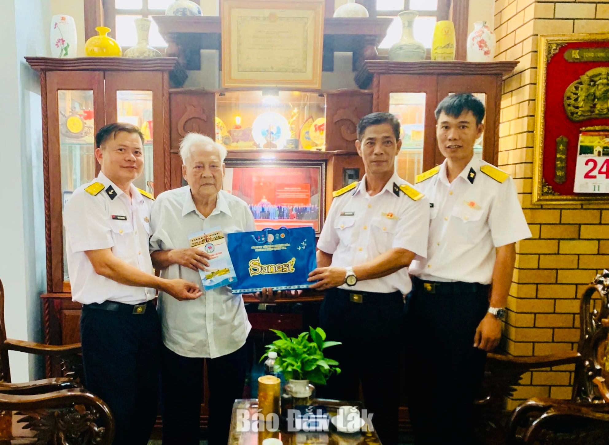 Đại tá Nguyễn Tiến Tảo và đoàn công tác tặng quà, thăm hỏi sức khỏe, đời sống của Anh hùng LLVT nhân dân Hồ Đắc Thạnh.