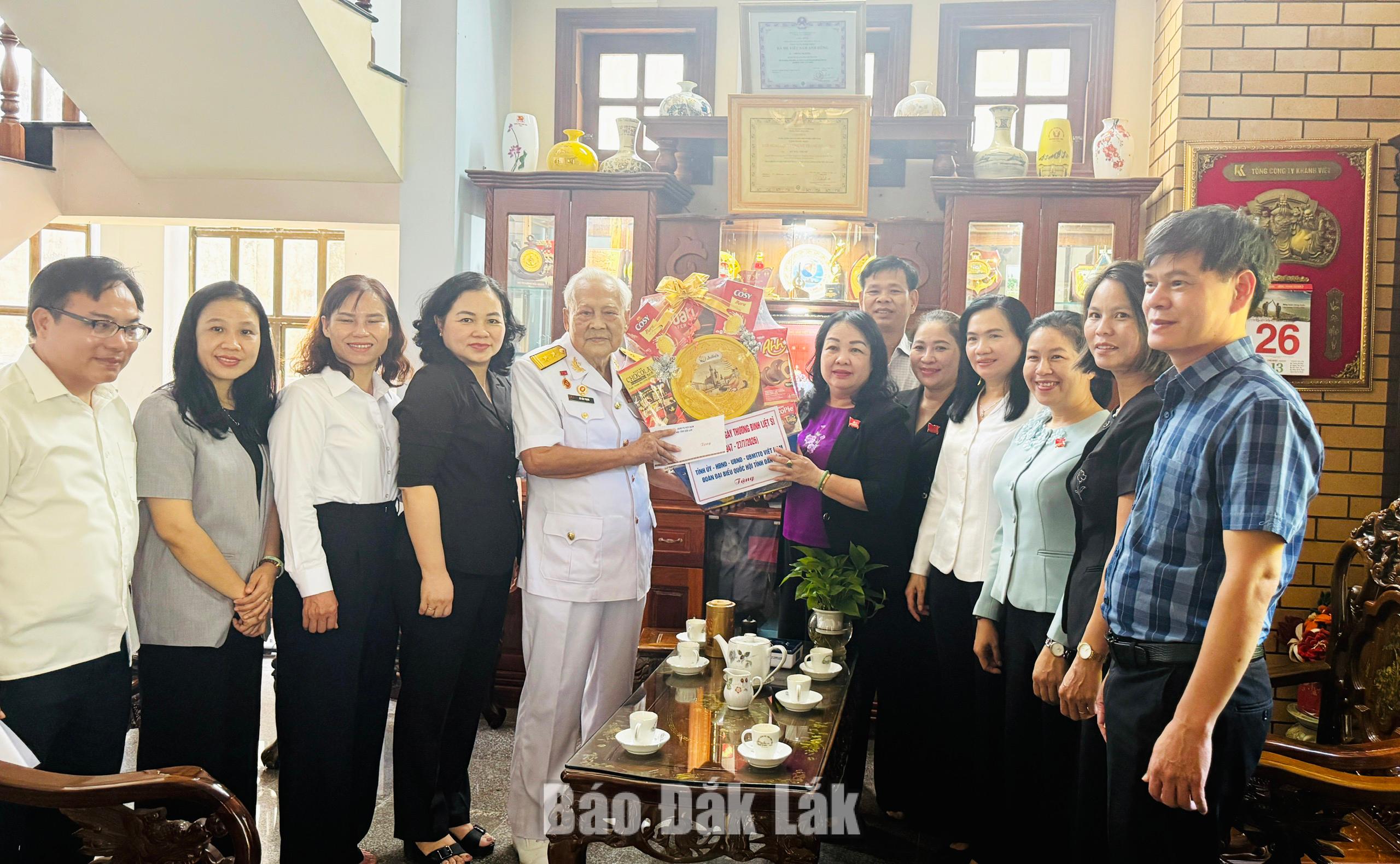 Đoàn công tác thăm, tặng quà Anh hùng Lực lượng vũ trang nhân dân Hồ Đắc Thạnh.