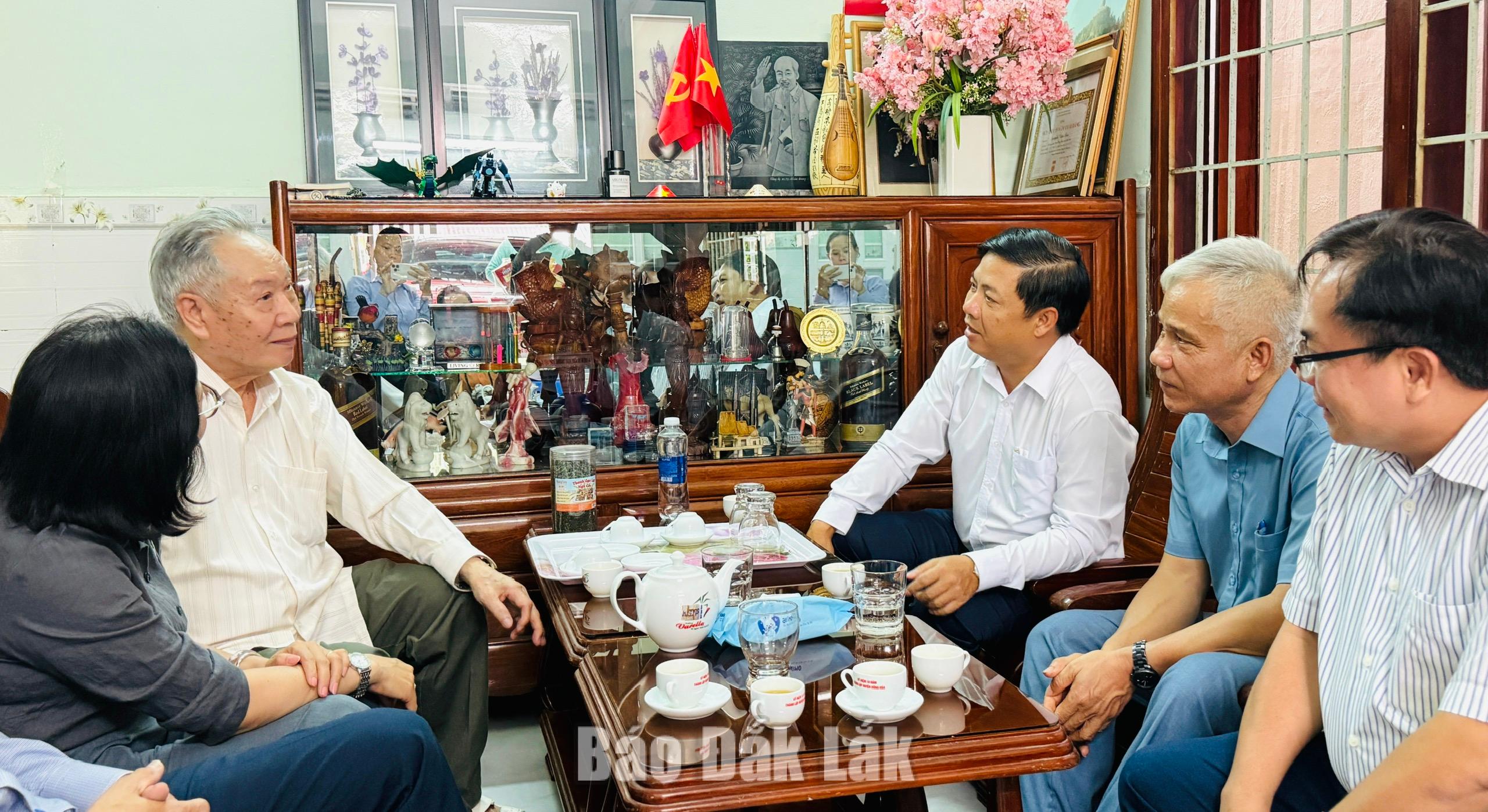 Đồng chí Lương Nguyễn Minh Triết, Ủy viên Trung ương Đảng, Bí thư Tỉnh ủy, Trưởng Đoàn ĐBQH tỉnh và đoàn công tác thăm Mẹ Việt Nam Anh hùng Nguyễn Thị No