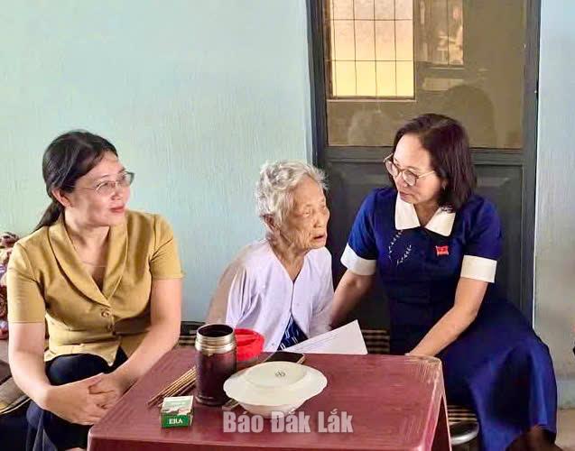 Chủ tịch Hội LHPN tỉnh Nguyễn Thị Hồng Thái và lãnh đạo địa phương thăm hỏi Mẹ Lê Thị Hường.