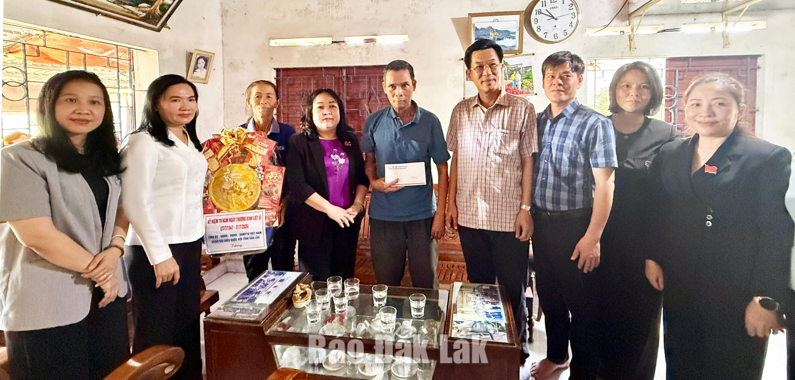 Đoàn công tác đến thăm, tặng quà thương binh Đặng Lộc.