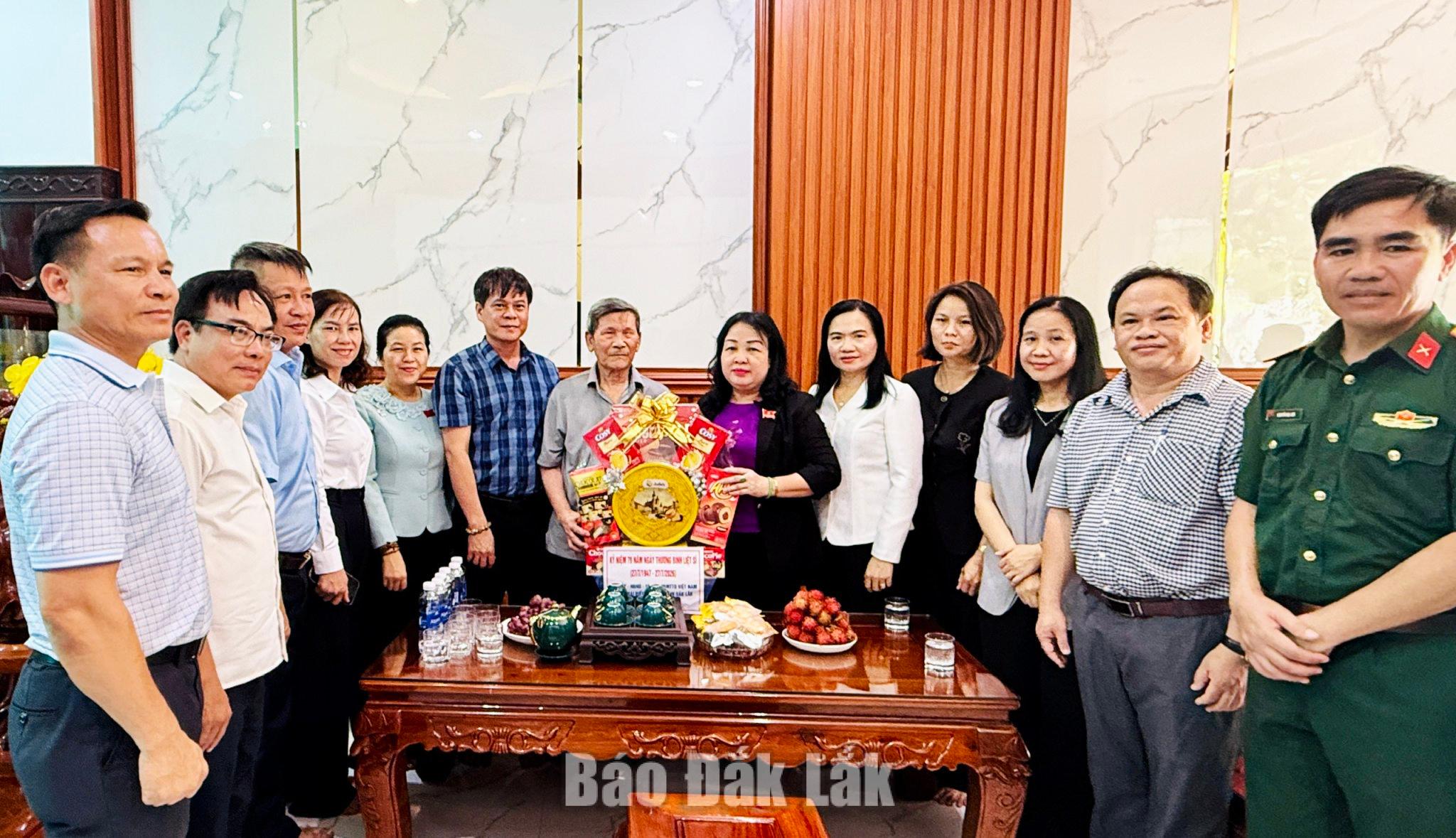 Đoàn công tác thăm, tặng quà thương binh Trần Ngọc Séo