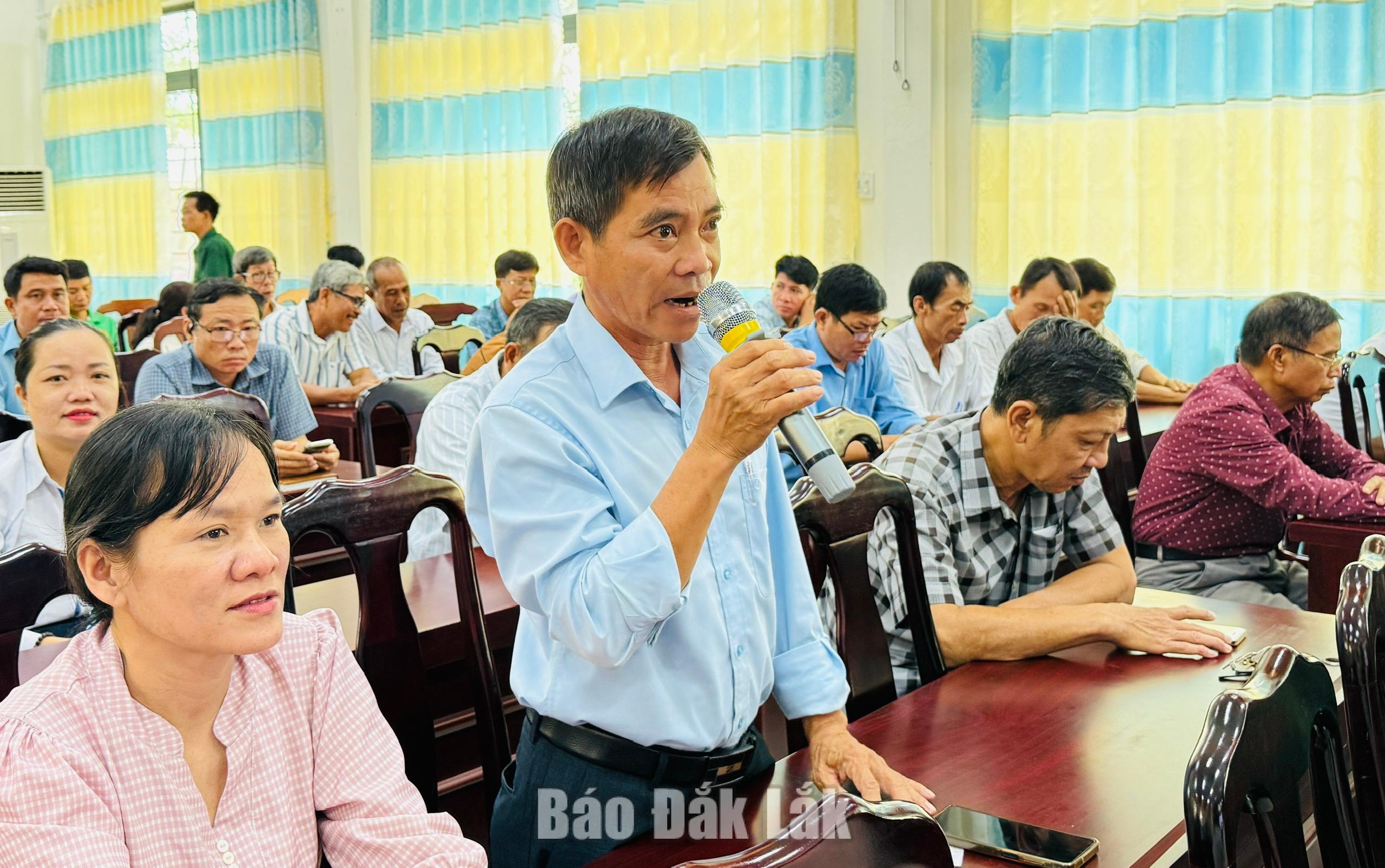 Đại biểu tham dự thảo luận tại hội nghị.
