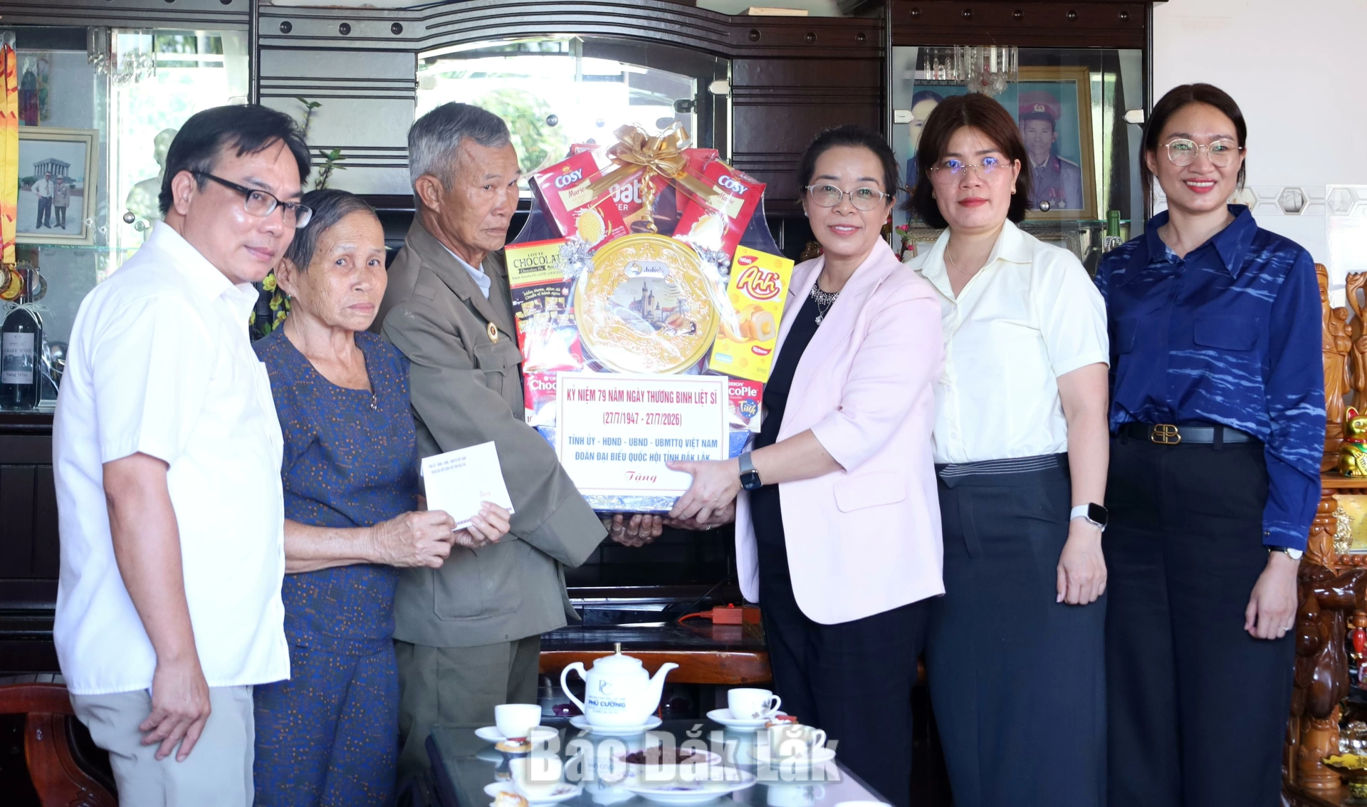 Đồng chí Huỳnh Thị Chiến Hòa, Phó Bí thư Tỉnh ủy cùng đoàn công tác của tỉnh thăm, tặng quà thương bình