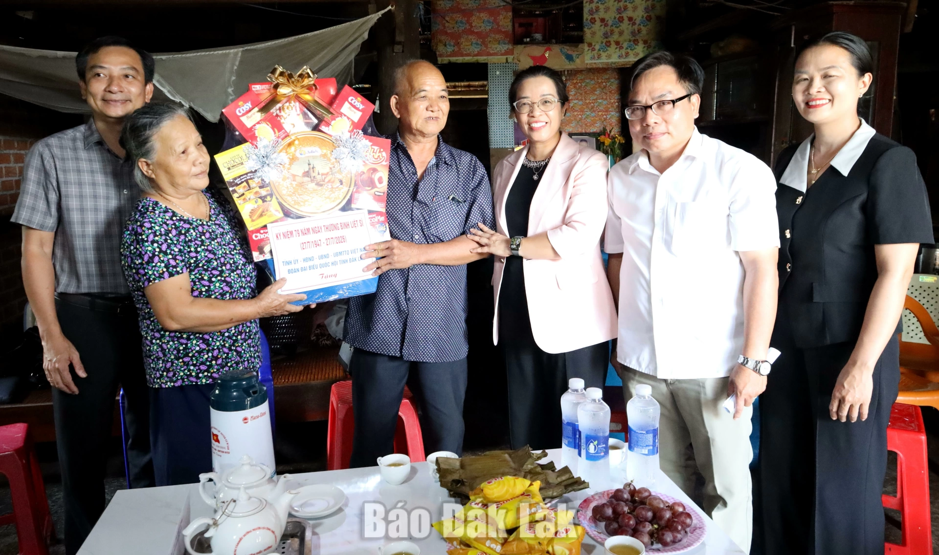 Phó Bí thư Tỉnh ủy Huỳnh Thị Chiến Hòa cùng đoàn thăm, tặng quà thương binh Bế Khánh Lùng (xã Cư Mgar).