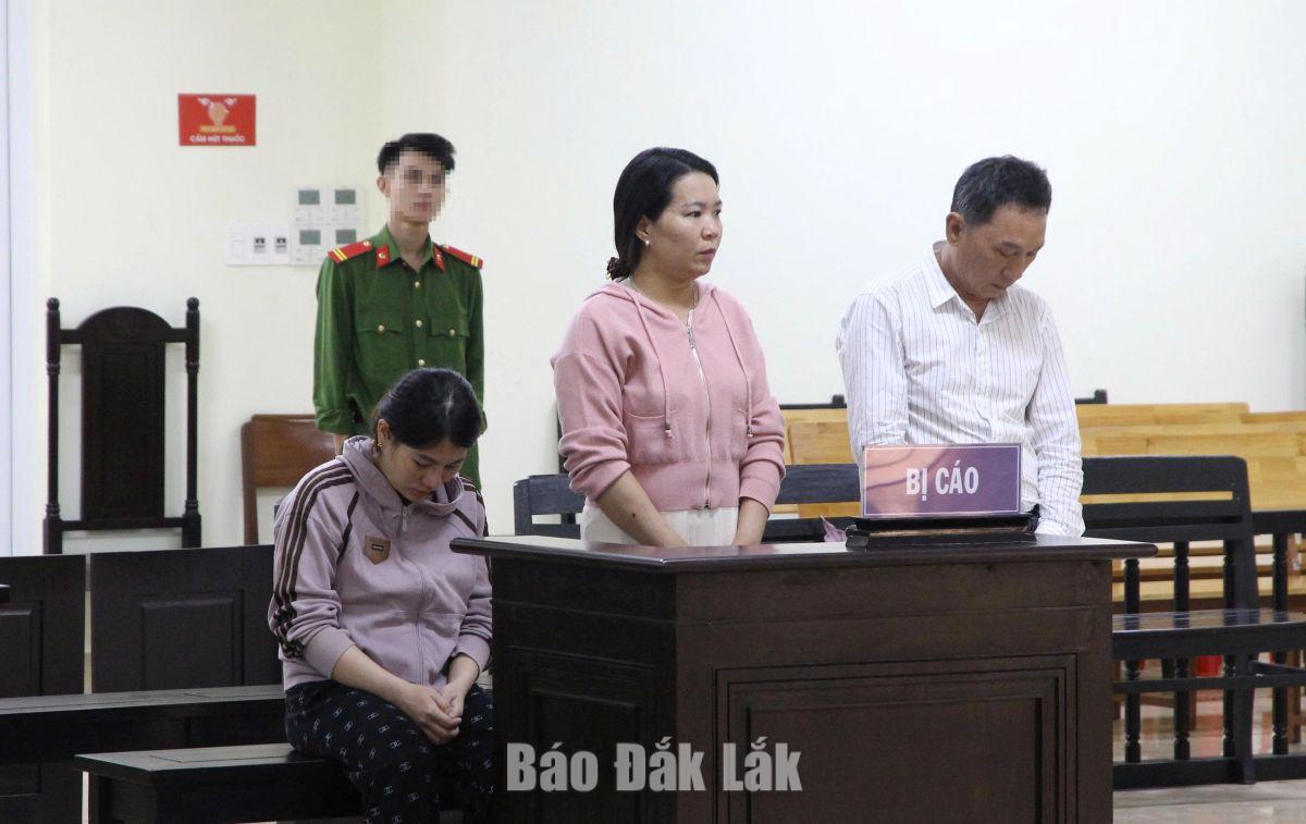 Các bị cáo Võ Thị Hằng Lại, Nguyễn Thị Nhiễu Đang, Phạm Văn Vinh (trừ trái qua) tại phiên tòa sơ thẩm. Ảnh: H. Duy