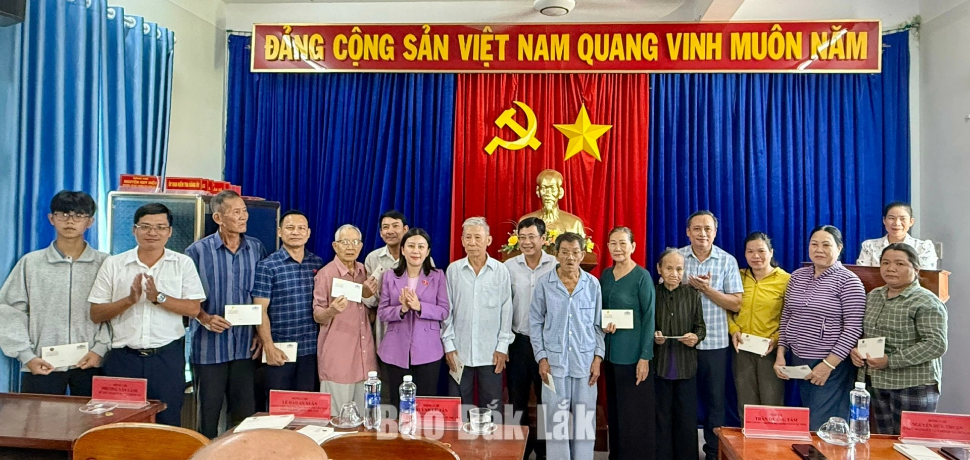 các đồng chí Huỳnh Lữ Tân, Ủy viên Ban Thường vụ Tỉnh ủy, Trưởng Ban Quản lý Khu kinh tế Phú Yên; Lê Đào An Xuân, Tỉnh ủy viên, Phó Trưởng Đoàn chuyên trách Đoàn ĐBQH tỉnh và lãnh đạo địa phương tặng quà cho các gia đình chính sách của 2 xã Hòa Thịnh và Hòa Mỹ.