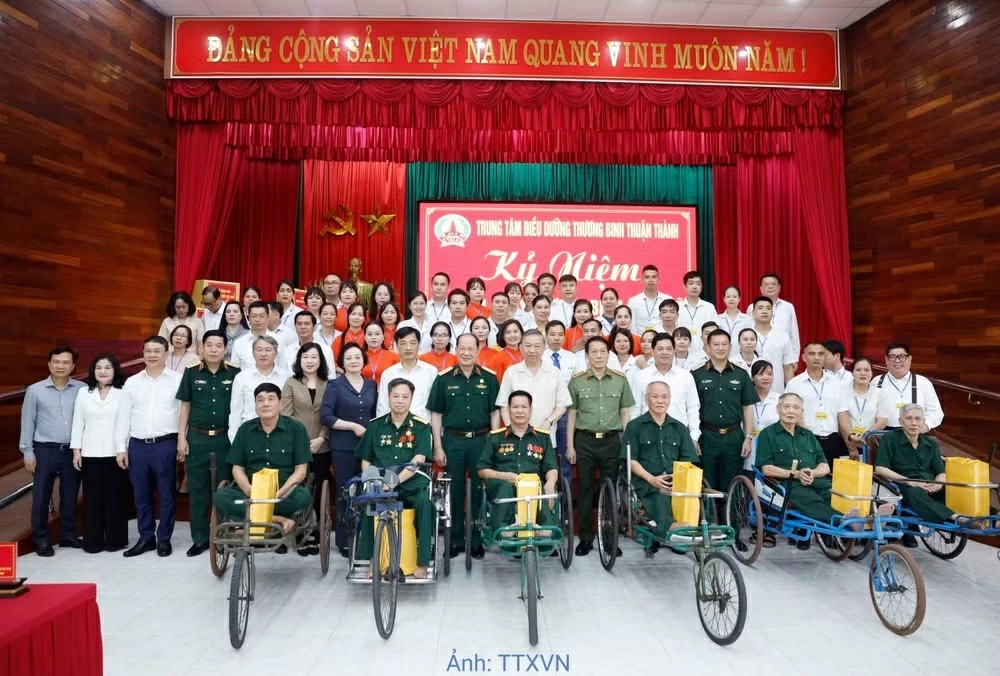 Tổng Bí thư, Chủ tịch nước Tô Lâm và đại biểu với các cán bộ và thương binh, bệnh binh tại Trung tâm Điều dưỡng thương binh Thuận Thành. Ảnh: TTXVN