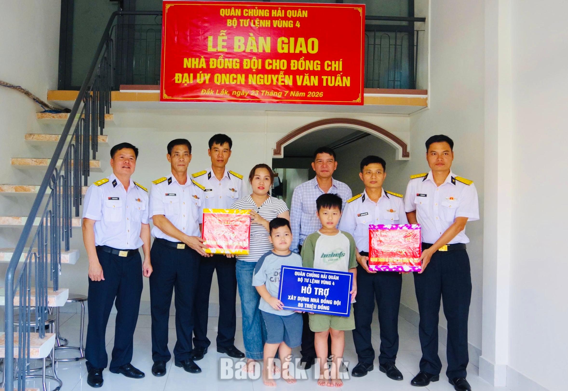 Đoàn công tác Trung đoàn 451 trao bảng tượng trưng hỗ trợ nhà đồng đội và quà về nhà mới cho gia đình Đại úy quân nhân chuyên nghiệp Nguyễn Văn Tuấn.