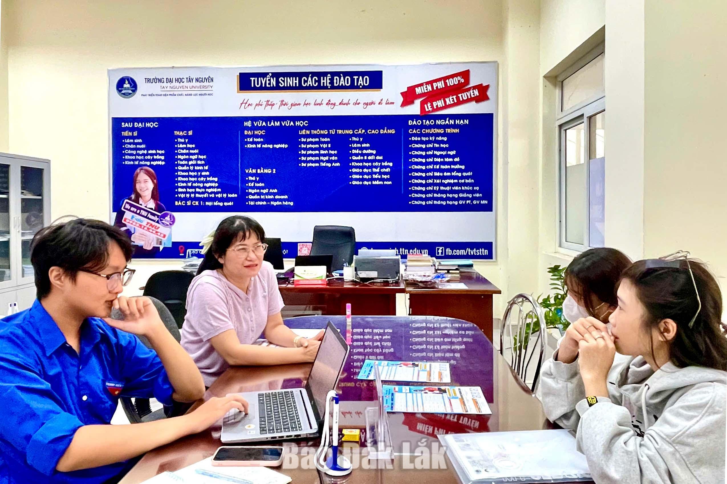 Cán bộ và sinh viên Trường Đại học Tây Nguyên hỗ trợ tư vấn cung cấp thông tin tuyển sinh, tư vấn cho thí sinh chọn ngành học theo nguyện vọng. Ảnh: Phương Uyên