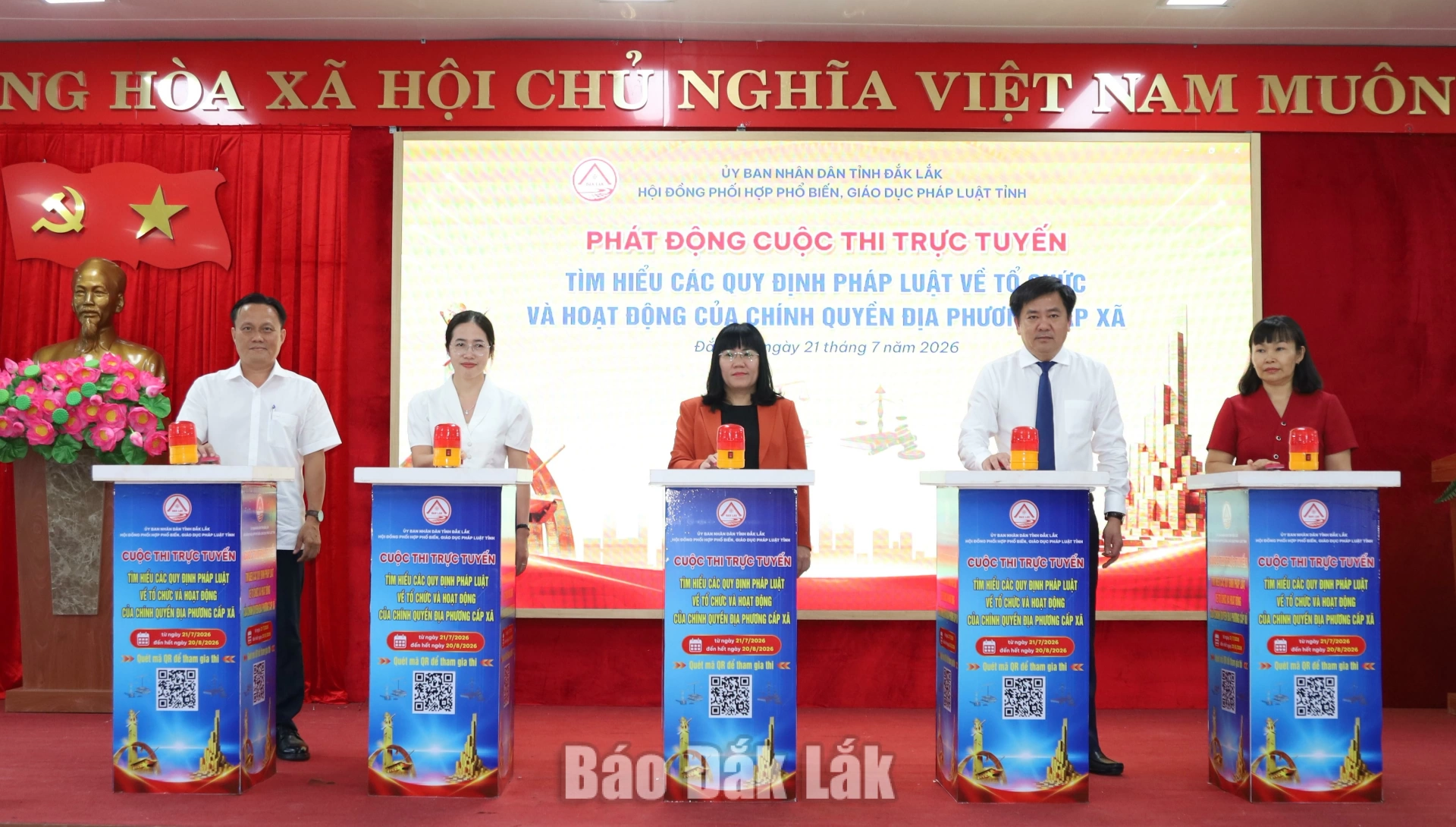 các đại biểu đã thực hiện nghi thức nhấn nút phát động cuộc thi.