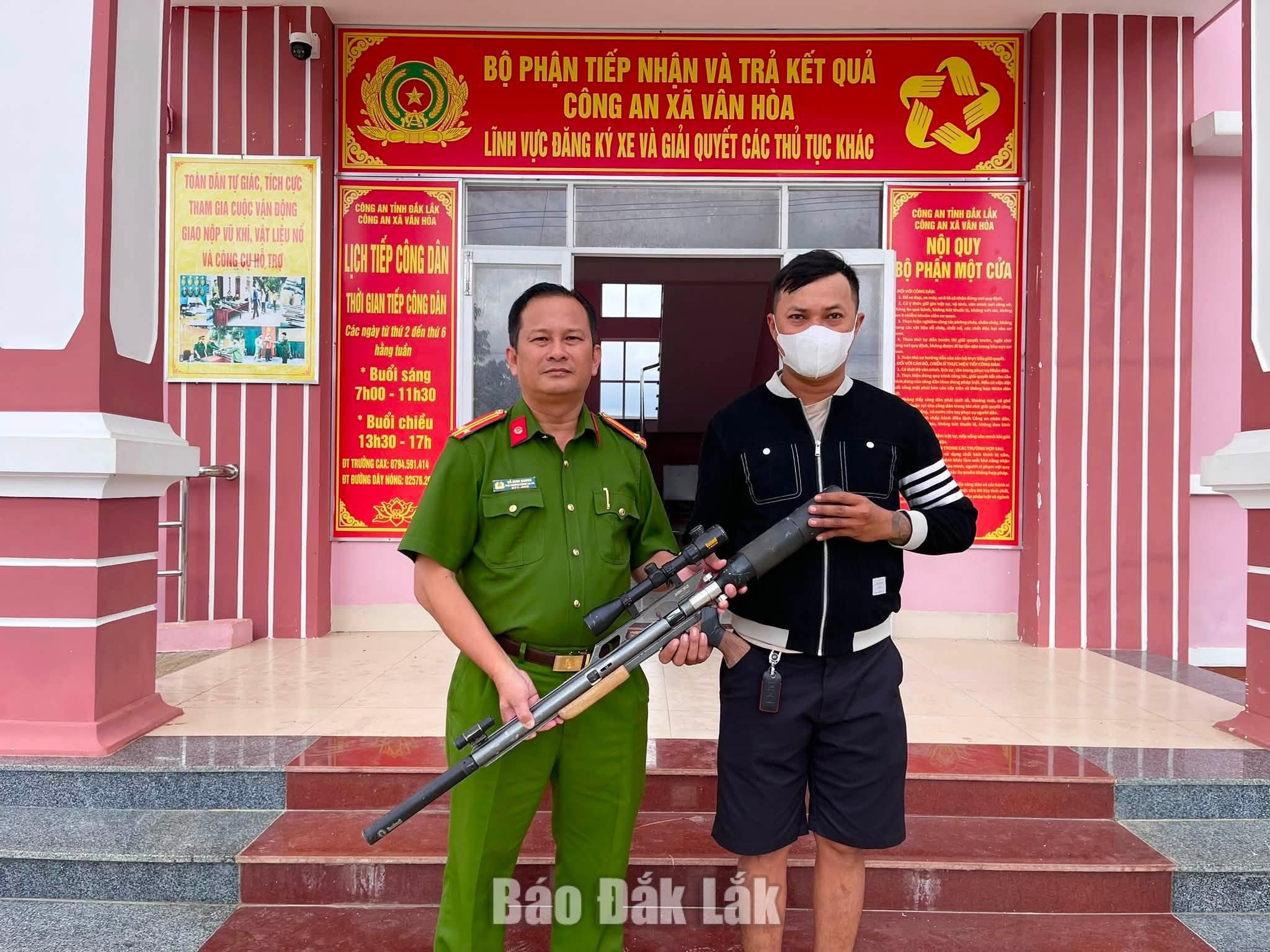 Người dân tự nguyện giao nộp vũ khí nhặt được cho Công an xã.