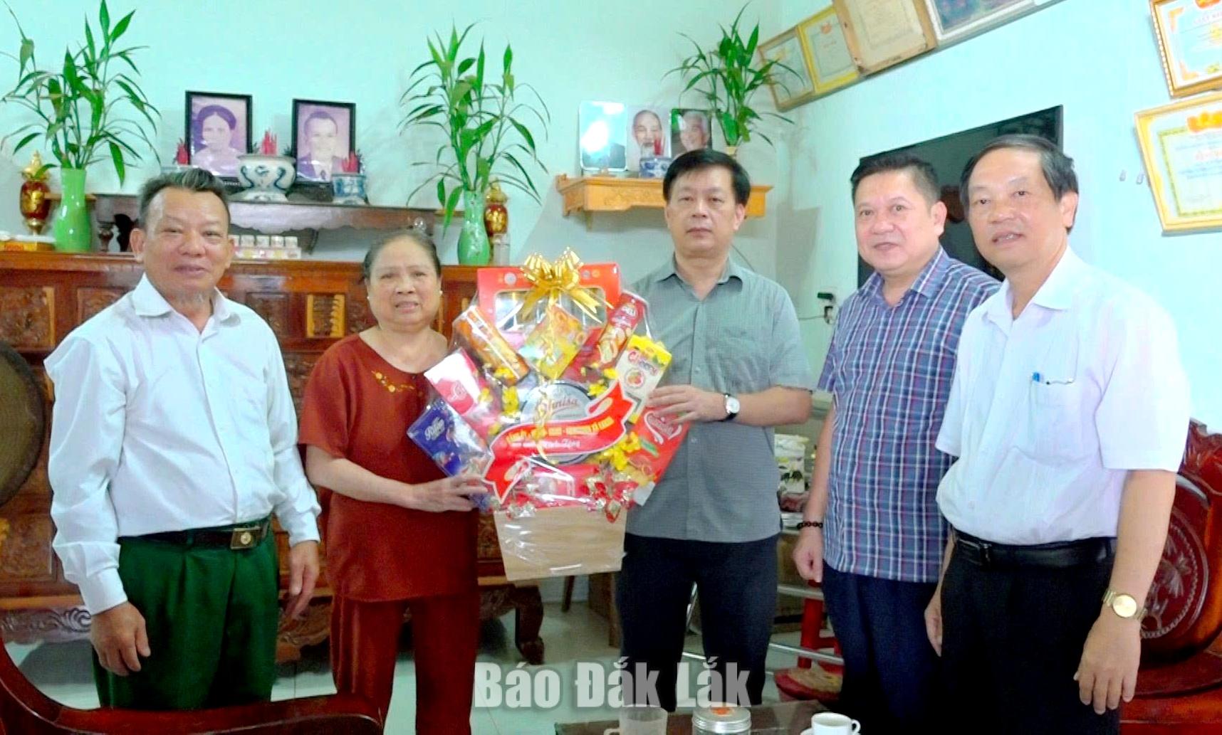Đồng chí Trần Quang Trung, Bí thư Đảng ủy, Chủ tịch HĐND xã cùng các thành viên trong đoàn thăm, tặng quà bà Nguyễn Thị Hường (thôn 3).