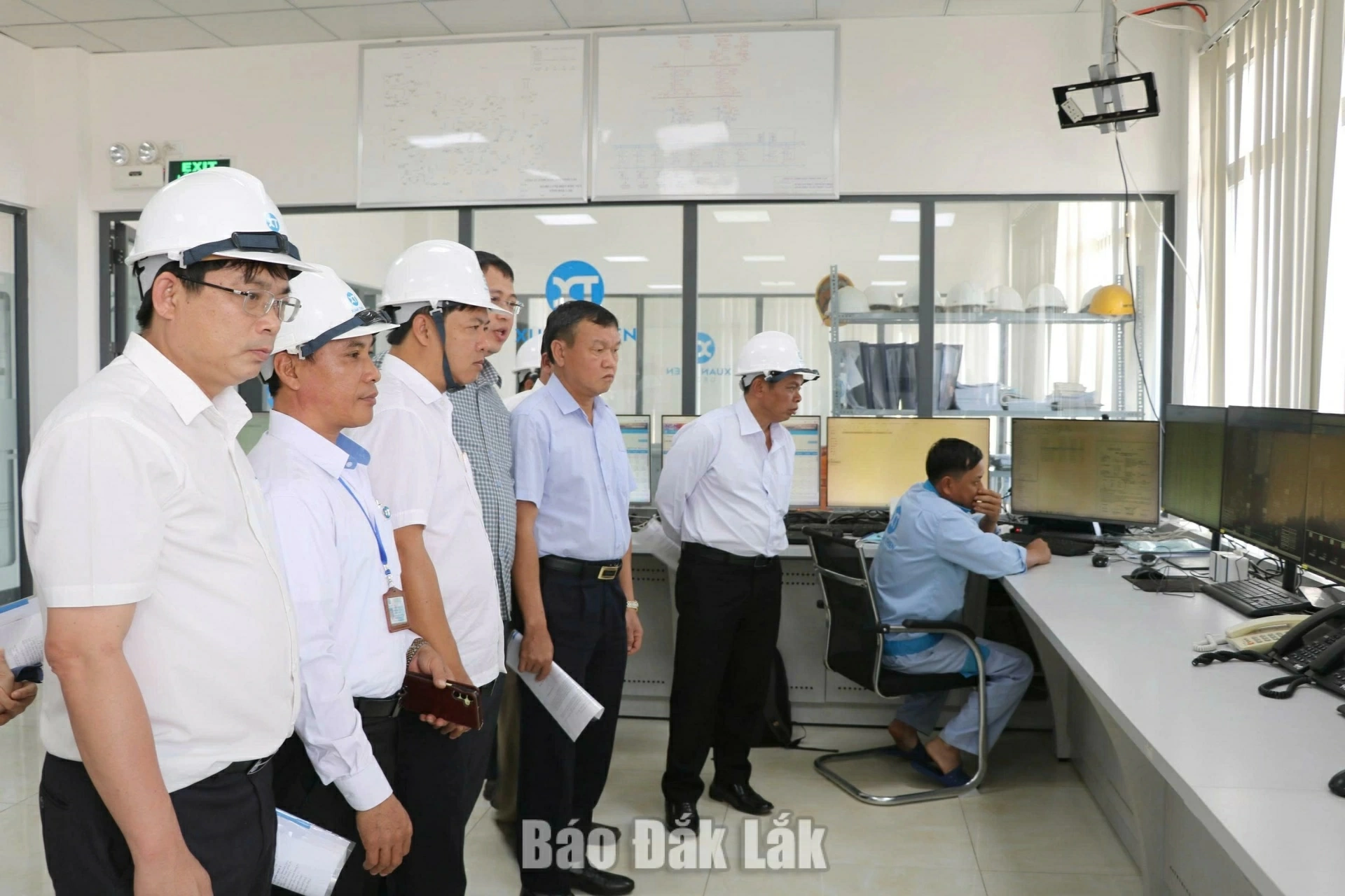 The Party Central Committee member, Secretary of the Dak Lak Provincial Party Committee, and Head of the Provincial National Assembly Deputies Delegation, comrade Luong Nguyen Minh Triet, together with the provincial delegation visiting the operation centre of the Xuan Thien - Ea Sup Solar Power Project.