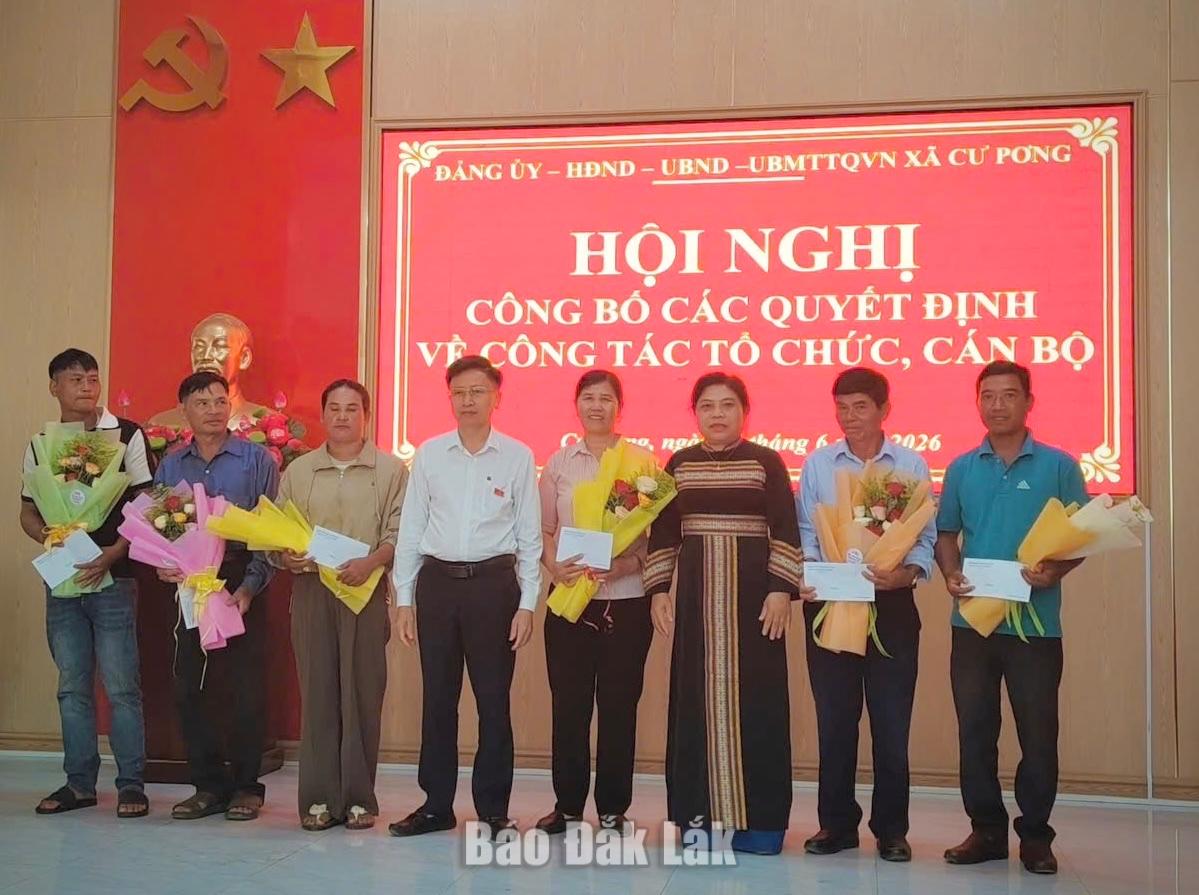 Lãnh đạo xã Cư Pơng tặng hoa chúc mừng nhân sự các thôn, buôn mới.
