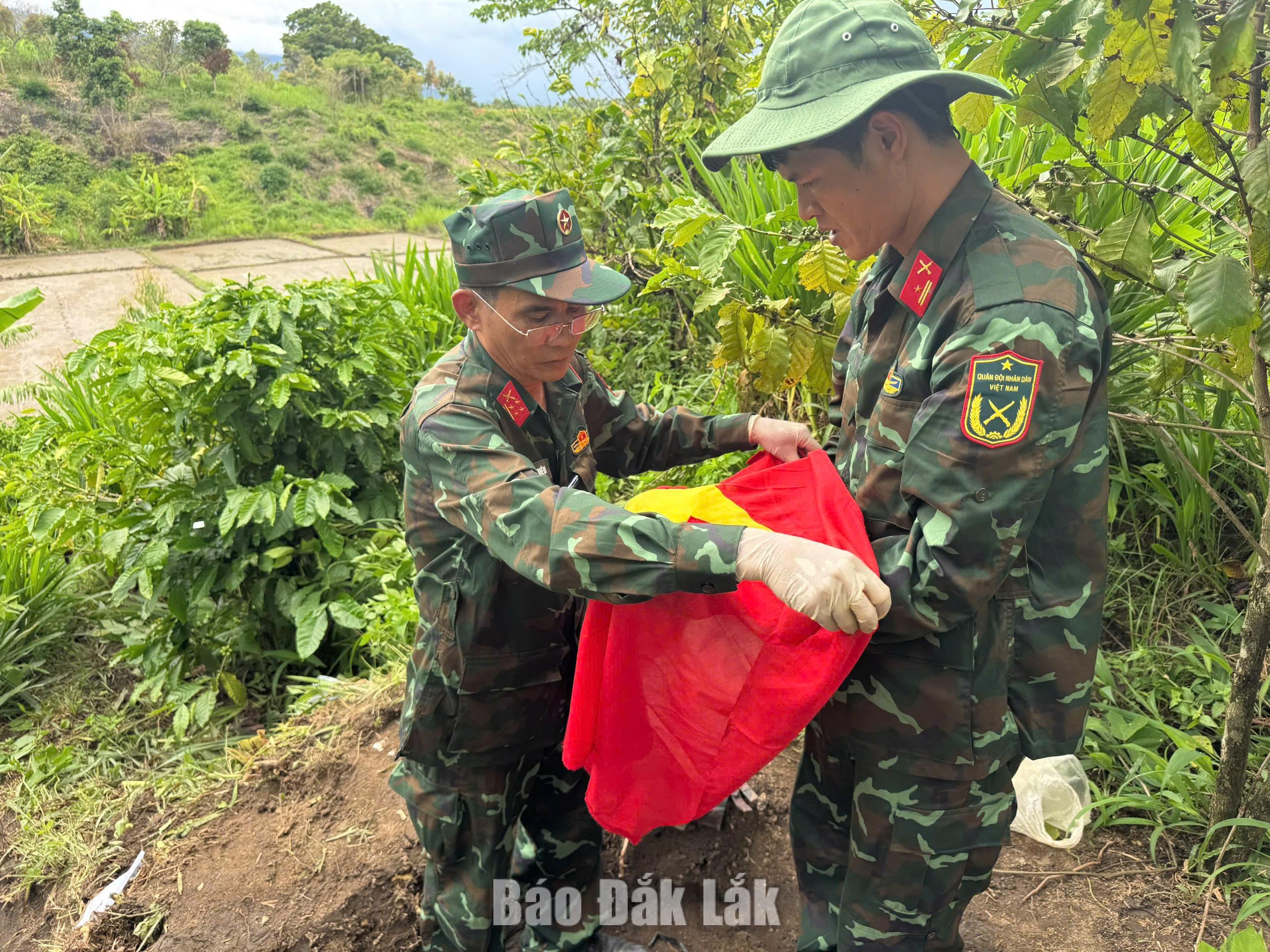 Hài cốt liệt sĩ được đưa về nhà linh Nghĩa trang Liệt sĩ xã Krông Bông để chuẩn bị tổ chức lễ truy điệu và an táng. Ảnh: Đội K51 cung cấp