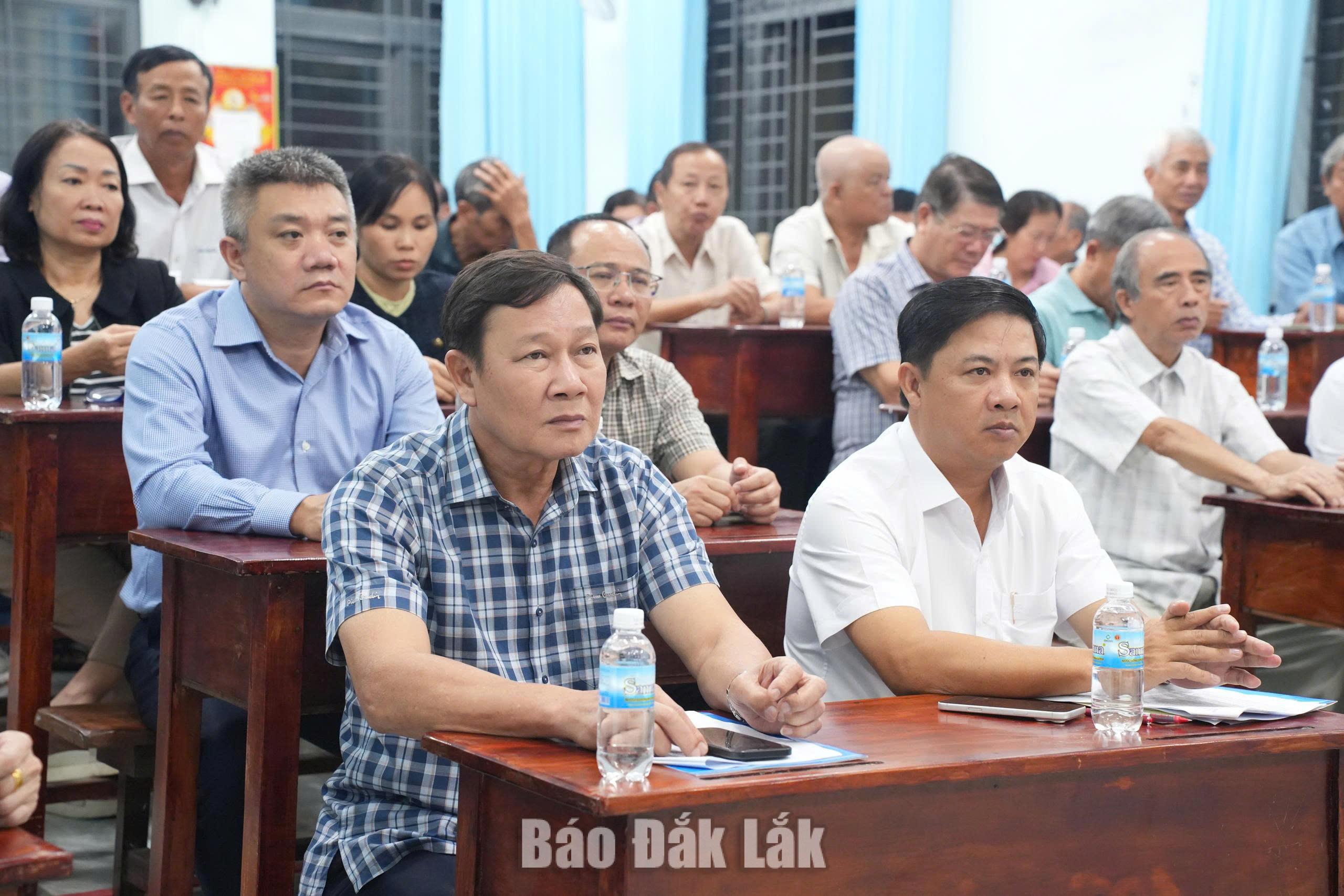 Bí thư Tỉnh ủy Lương Nguyễn Minh Triết và lãnh đạo phường Buôn Ma Thuột dự sinh hoạt chi bộ.