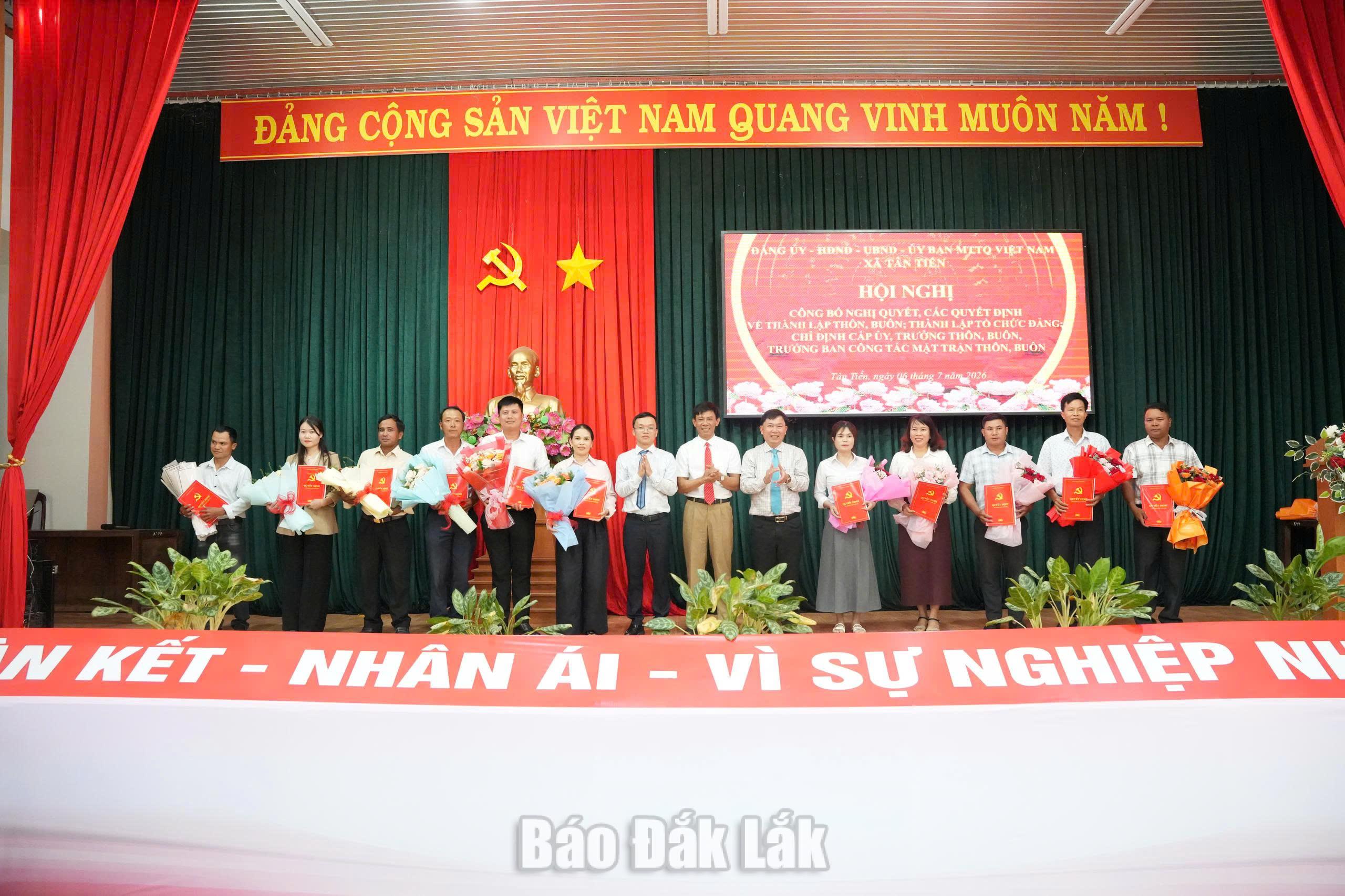 Lãnh đạo xã tặng hoa chúc mừng các đồng chí nhận nhiệm vụ mới.