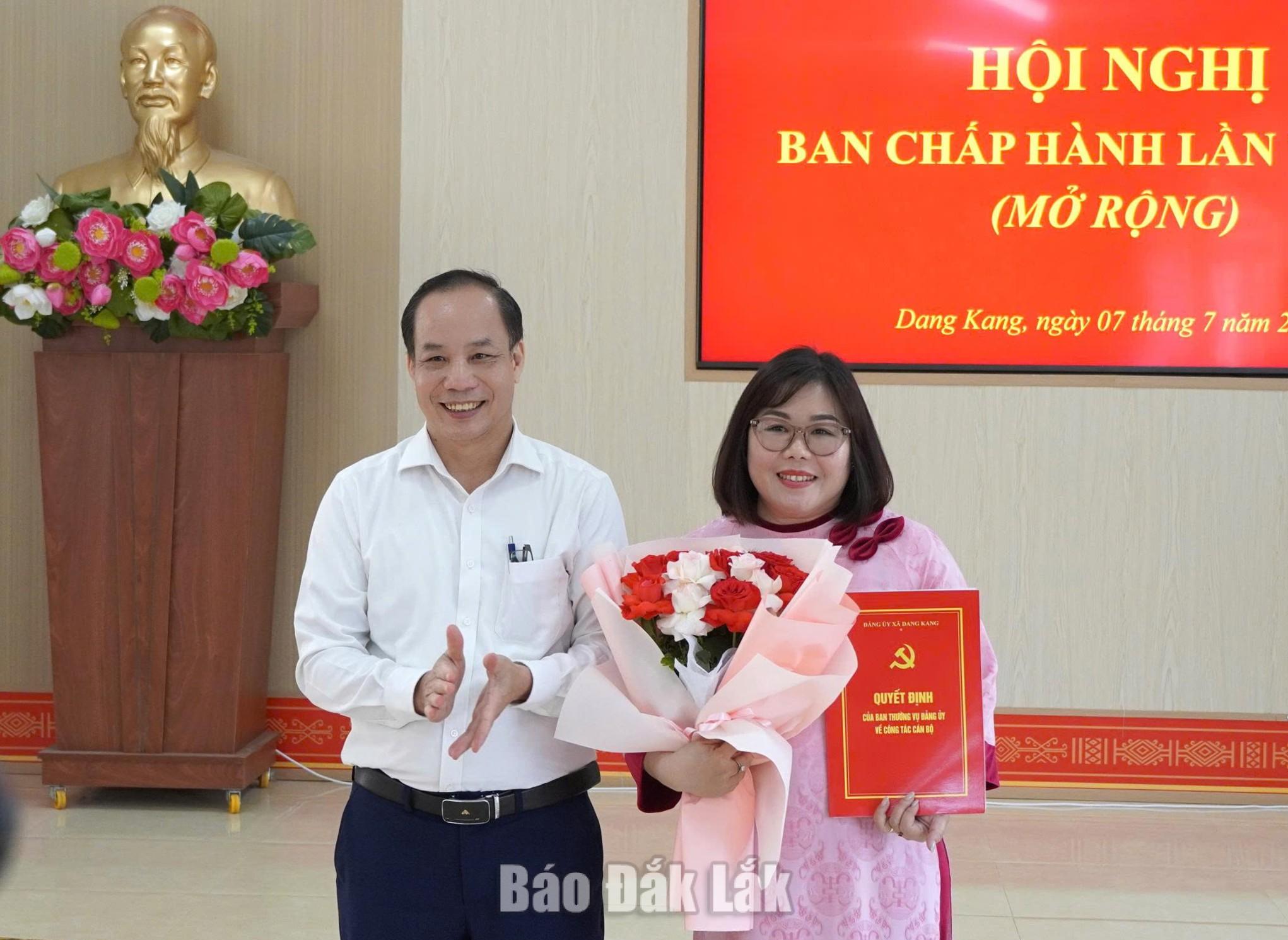 Quyết định bổ nhiệm đồng chí Nguyễn Thị Mỹ Thuận, Chuyên viên Văn phòng Đảng ủy, giữ chức vụ Phó Chánh Văn phòng Đảng ủy xã Dang Kang.