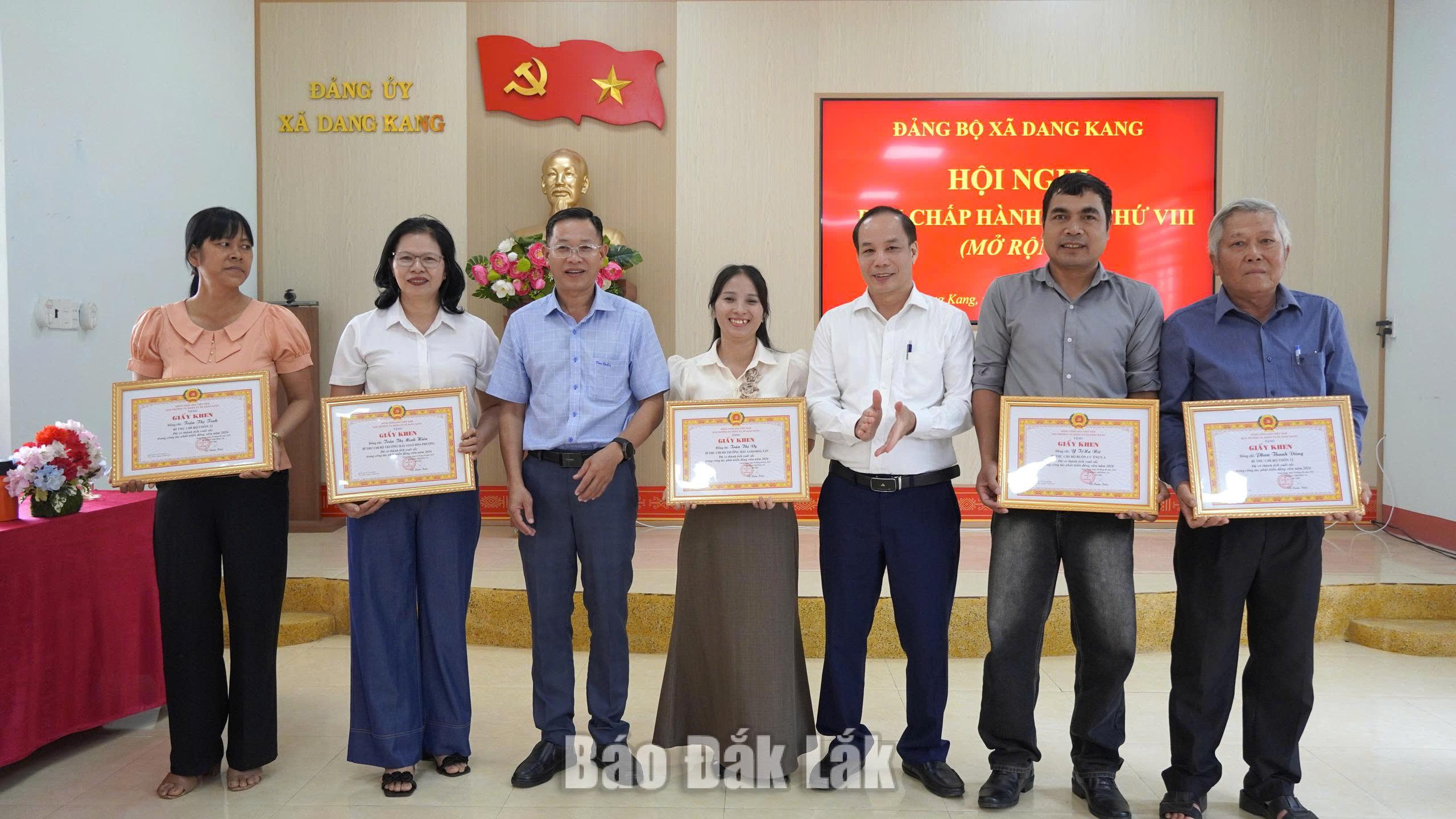 khen thưởng 5 Bí thư Chi bộ có thành tích xuất sắc trong công tác phát triển đảng viên