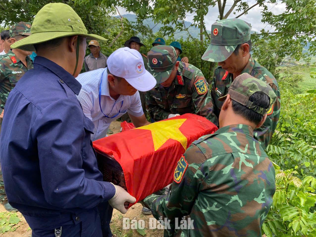 Đưa hài cốt liệt sĩ được quy tập tại xã Cư Prao về 