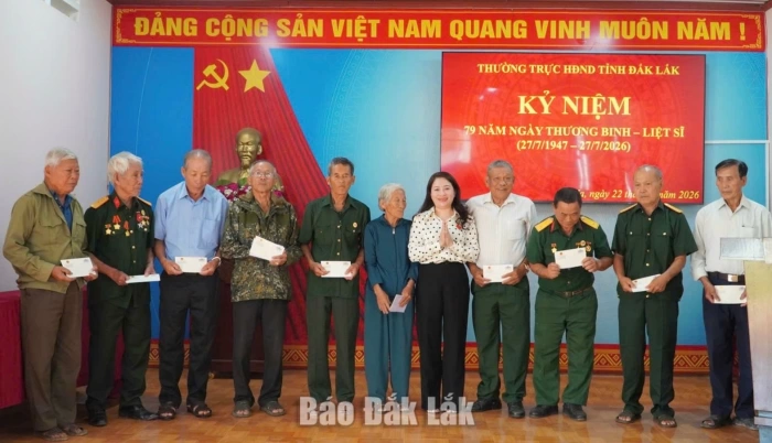 HĐND tỉnh trao 40 suất quà tri ân gia đình chính sách