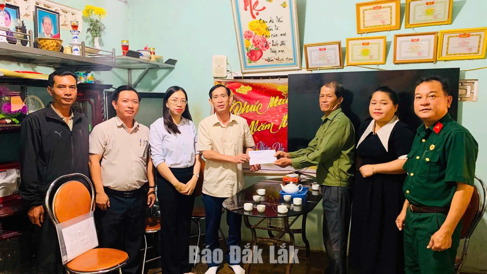 Bí thư Đảng ủy, Chủ tịch HĐND xã Nguyễn Hải Đông cùng các thành viên trong đoàn thăm tặng quà gia đình chính sách trên địa bàn xã Pơng Drang.