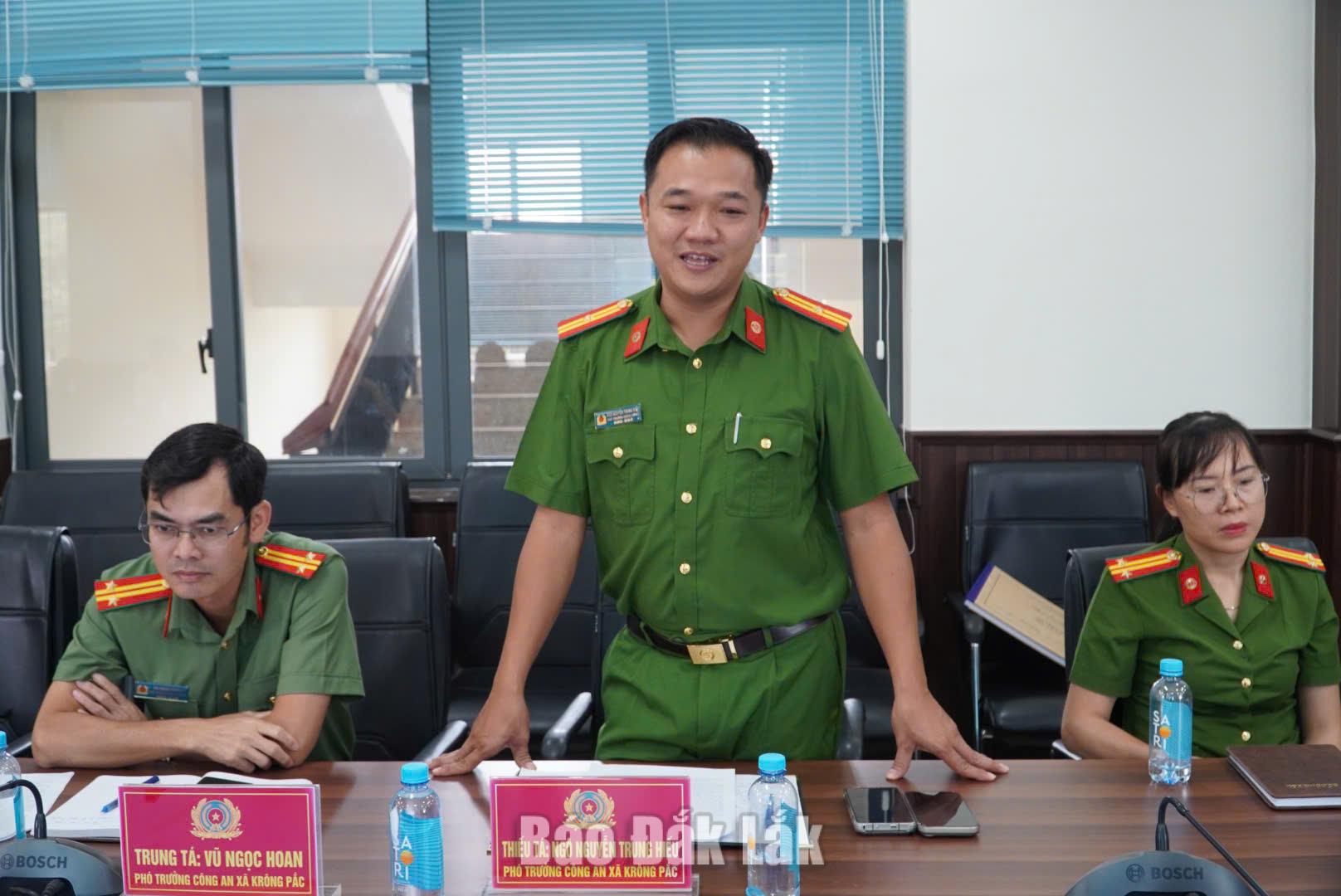 Phó Trưởng Công an xã Krông Pắc báo cáo tại buổi làm việc.