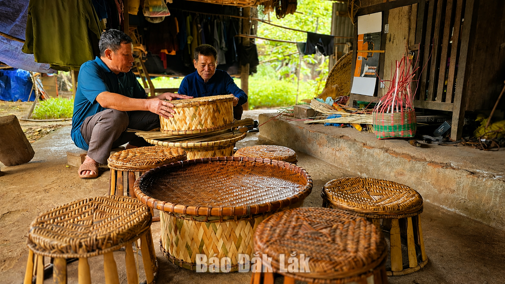 Hiện nghề đan lát mang về cho ông hơn 100 nghìn đồng mỗi ngày. Dù thu nhập không đáng kể, ông vẫn kiên trì gắn bó với nghề bởi với ông, mỗi sản phẩm hoàn thành không chỉ là thành quả lao động mà còn là cách gìn giữ và trao truyền bản sắc văn hóa của dân tộc Thái giữa vùng đất cao nguyên.