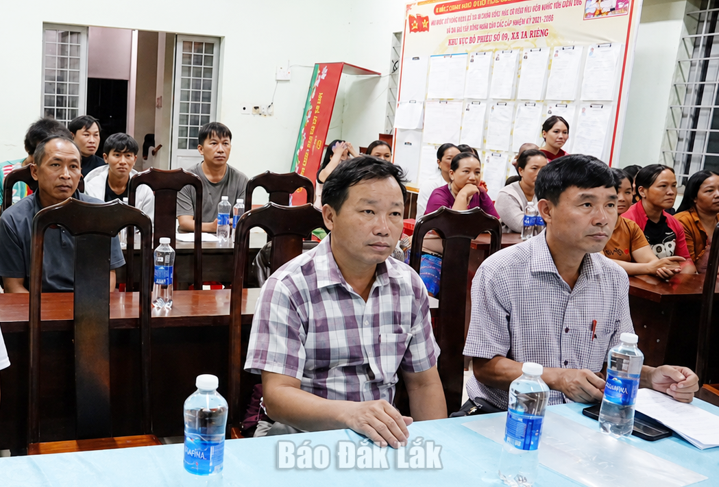 Người dân thôn 10 tham gia lớp học xóa mù chữ. Ảnh: L. Thành
