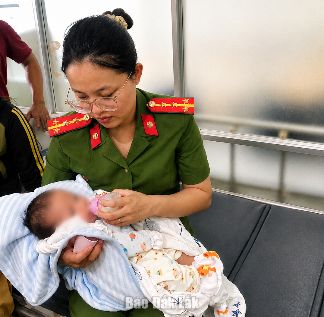 Bé gái khoảng 2 tháng tuổi được các tổ chức, đoàn thể xã Ea Ktur thay nhau chăm sóc trong thời gian chờ tìm người thân.